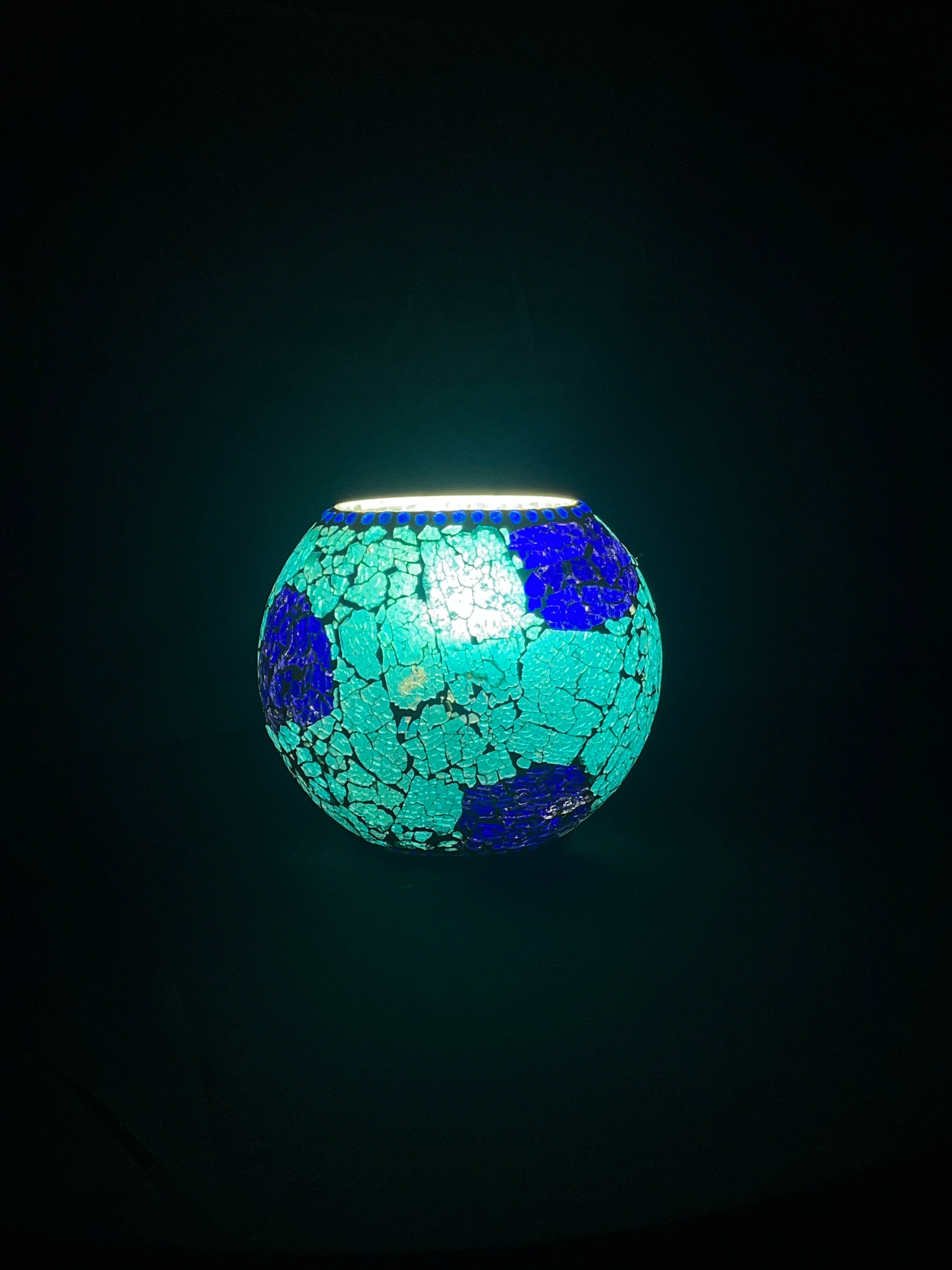Handgefertigte Glasmosaik-Tischlampe „Blue Bay“ – Oval