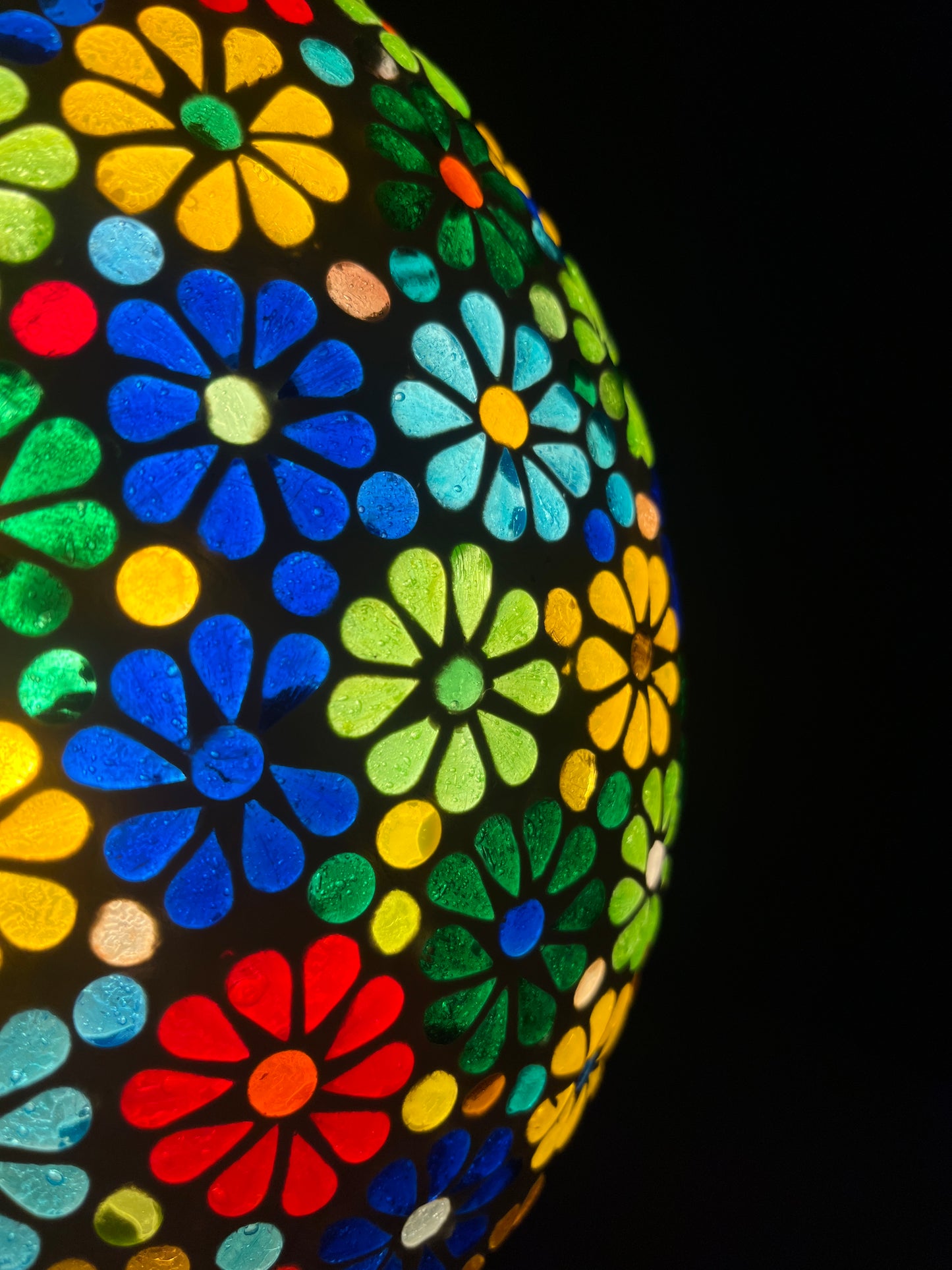 Handgefertigte Glasmosaik-Tischlampe „Flower Garden“ – Ovalform, E27-Fassung