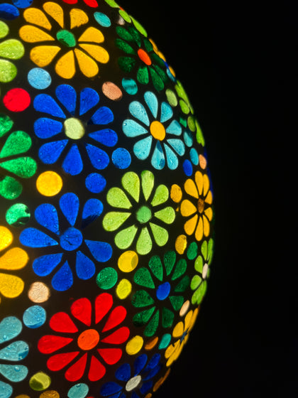 Handgefertigte Glasmosaik-Tischlampe „Flower Garden“ – Oval