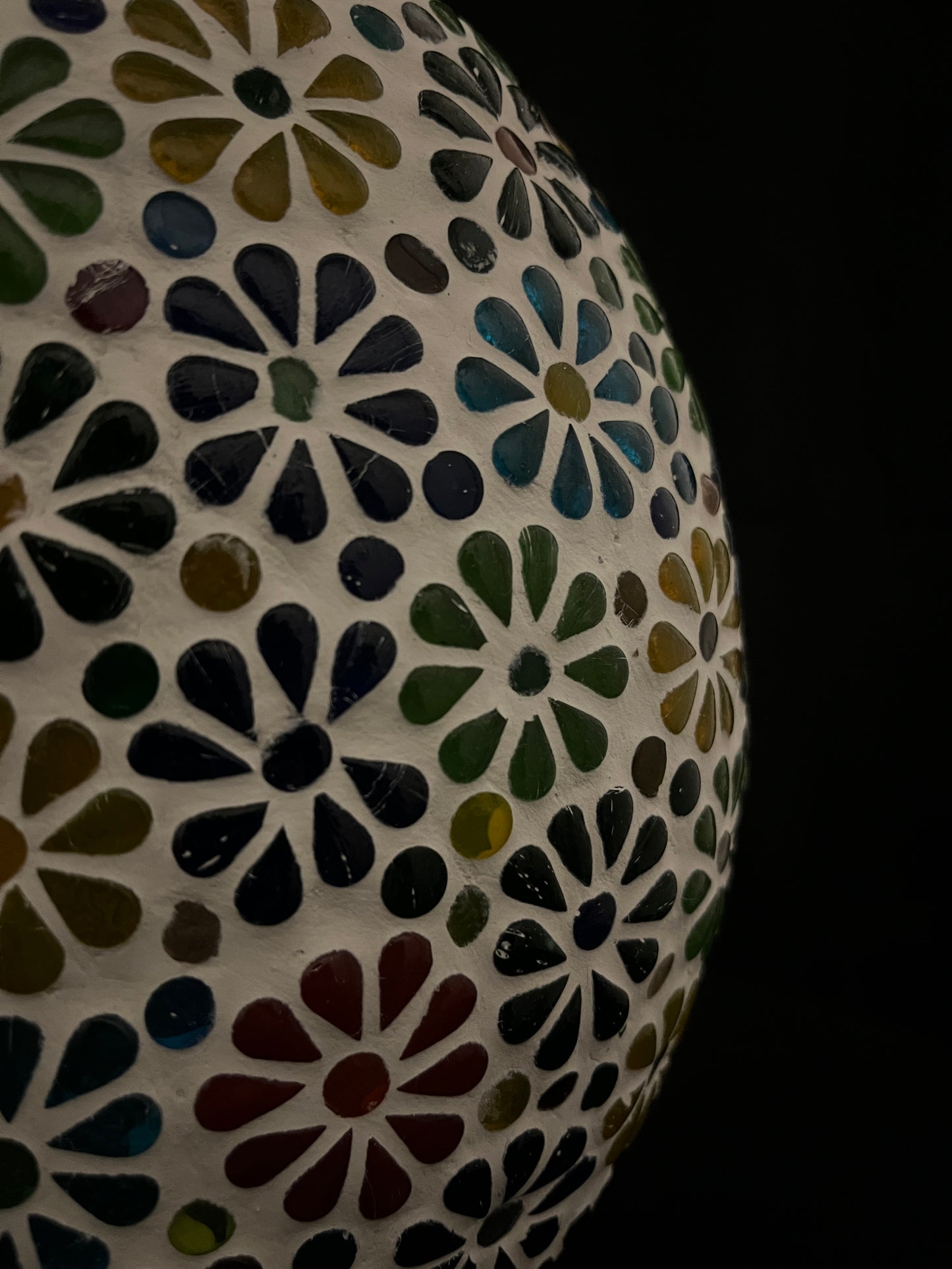 Handgefertigte Glasmosaik-Tischlampe „Flower Garden“ – Ovalform, E27-Fassung