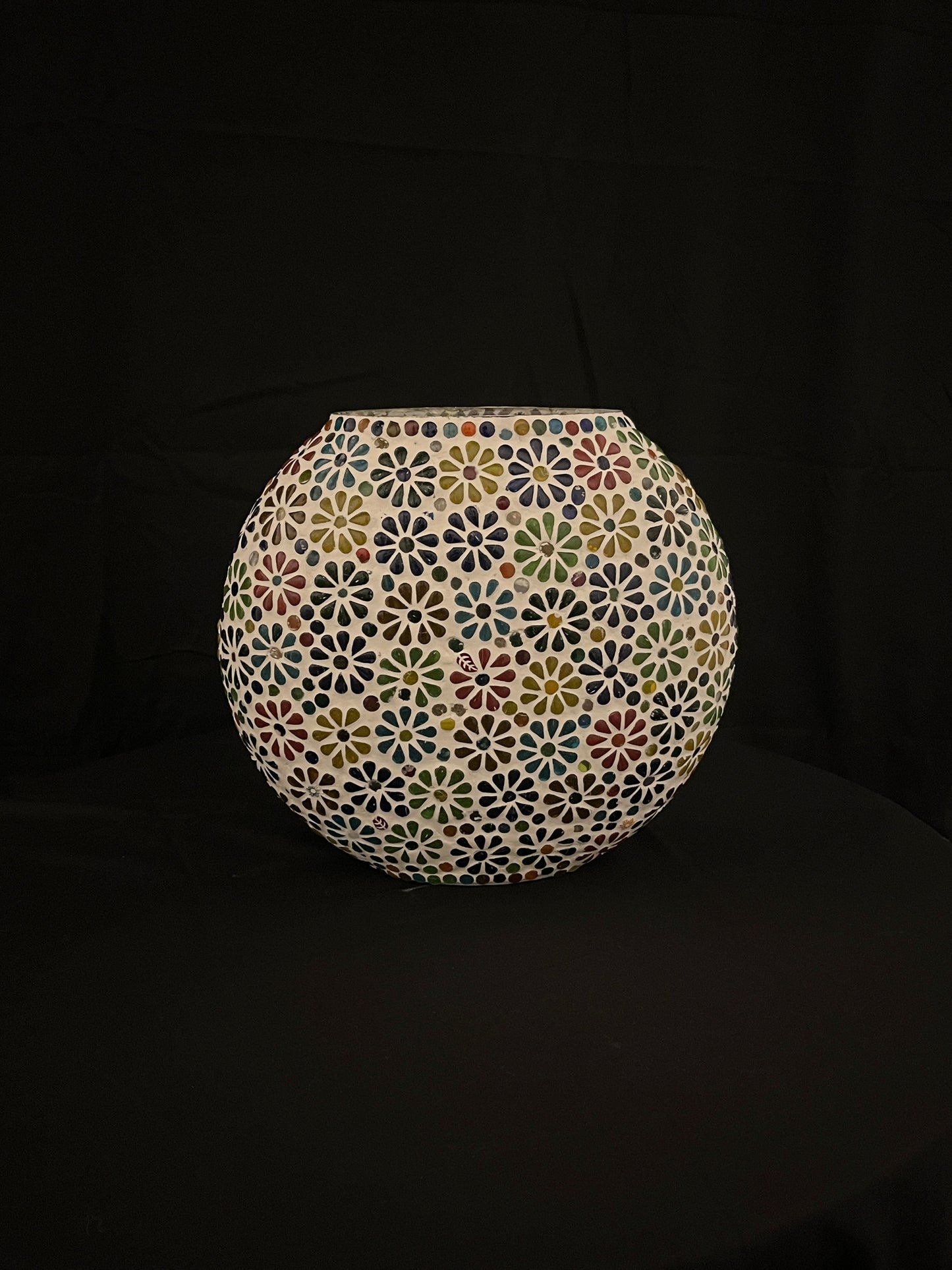 Handgefertigte Glasmosaik-Tischlampe „Flower Garden“ – Ovalform, E27-Fassung