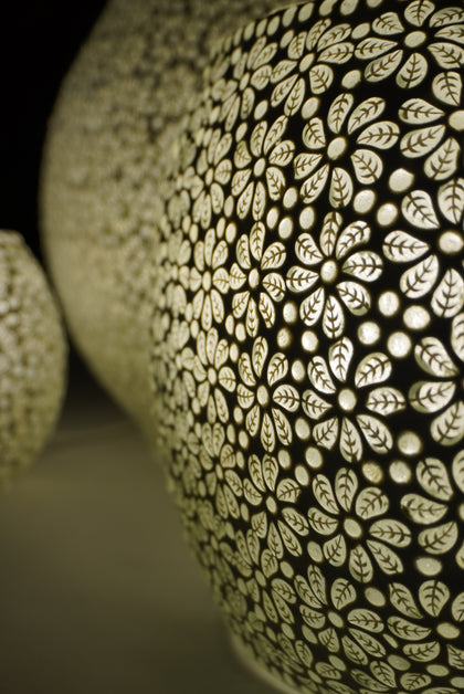 Handgefertigte Glasmosaik-Tischlampe White Daisy – Oval