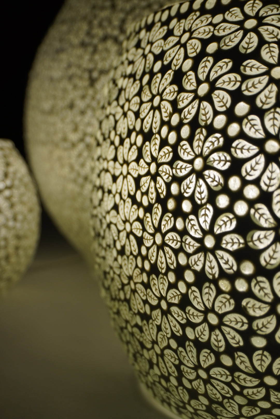Handgefertigte Glasmosaik-Tischlampe White Daisy – Oval