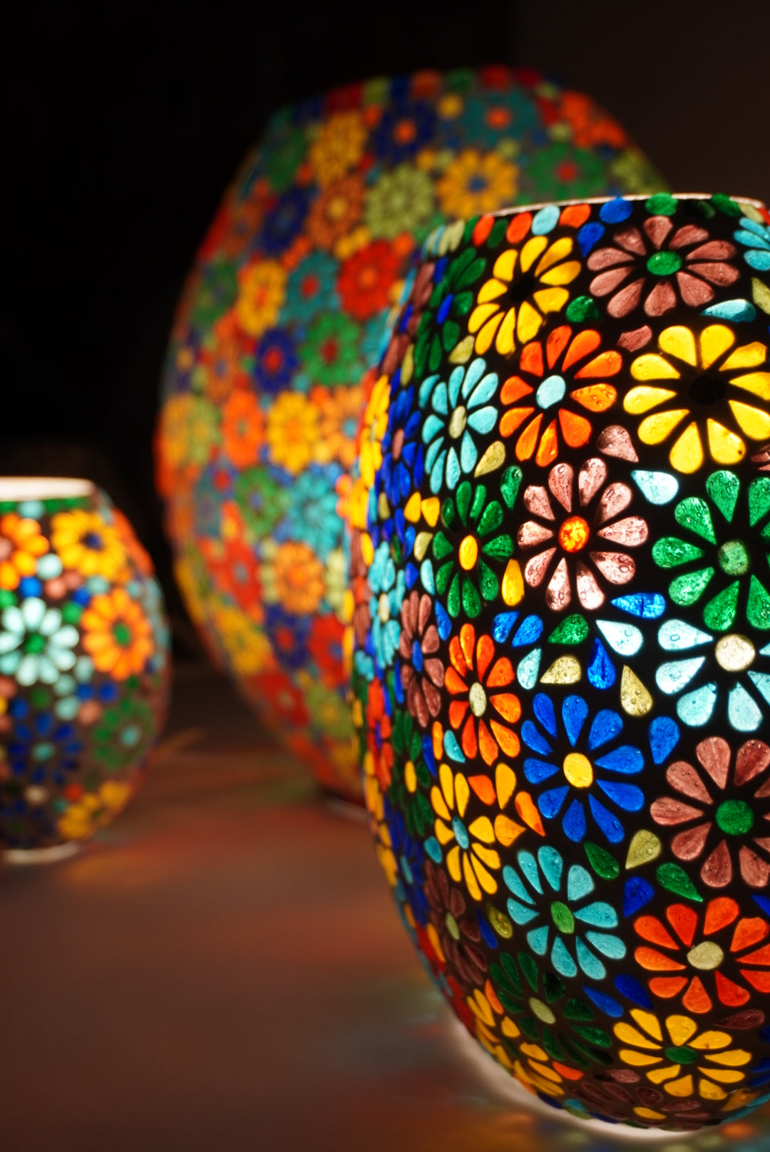 Handgefertigte Glasmosaik-Tischlampe Flower Garden – Oval