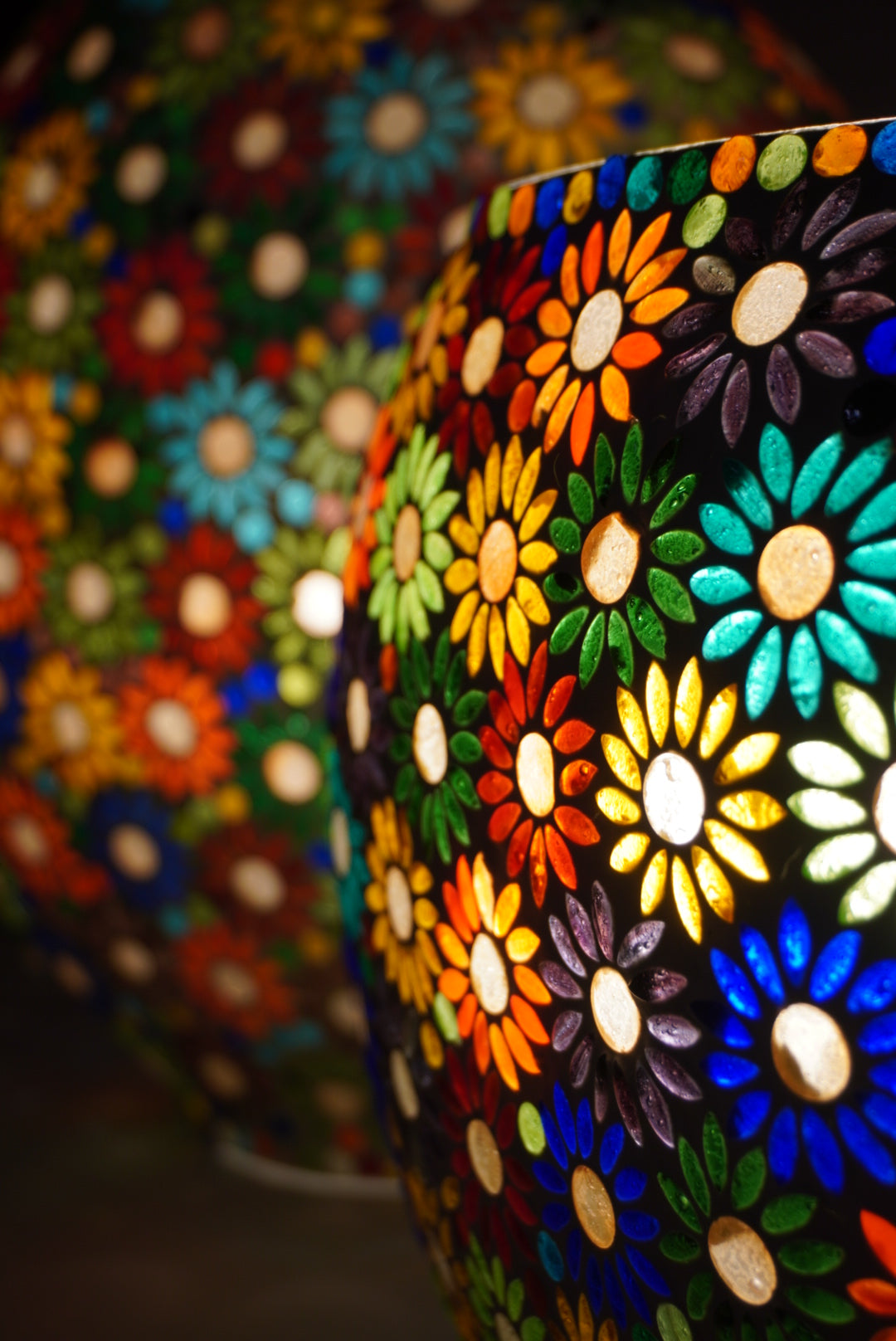 Handgefertigte Glasmosaik-Tischlampe Mirror Daisy – Oval