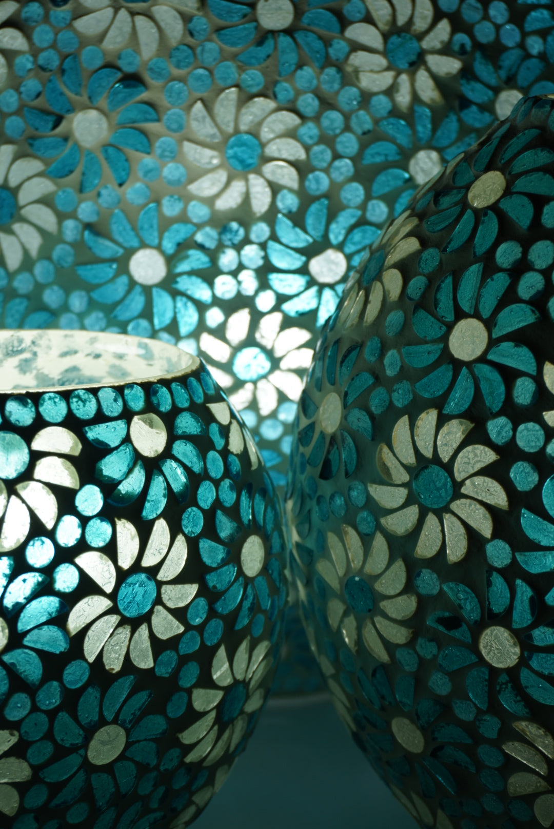 Handgefertigte Glasmosaik-Tischlampe Light Blue Daisy – Oval