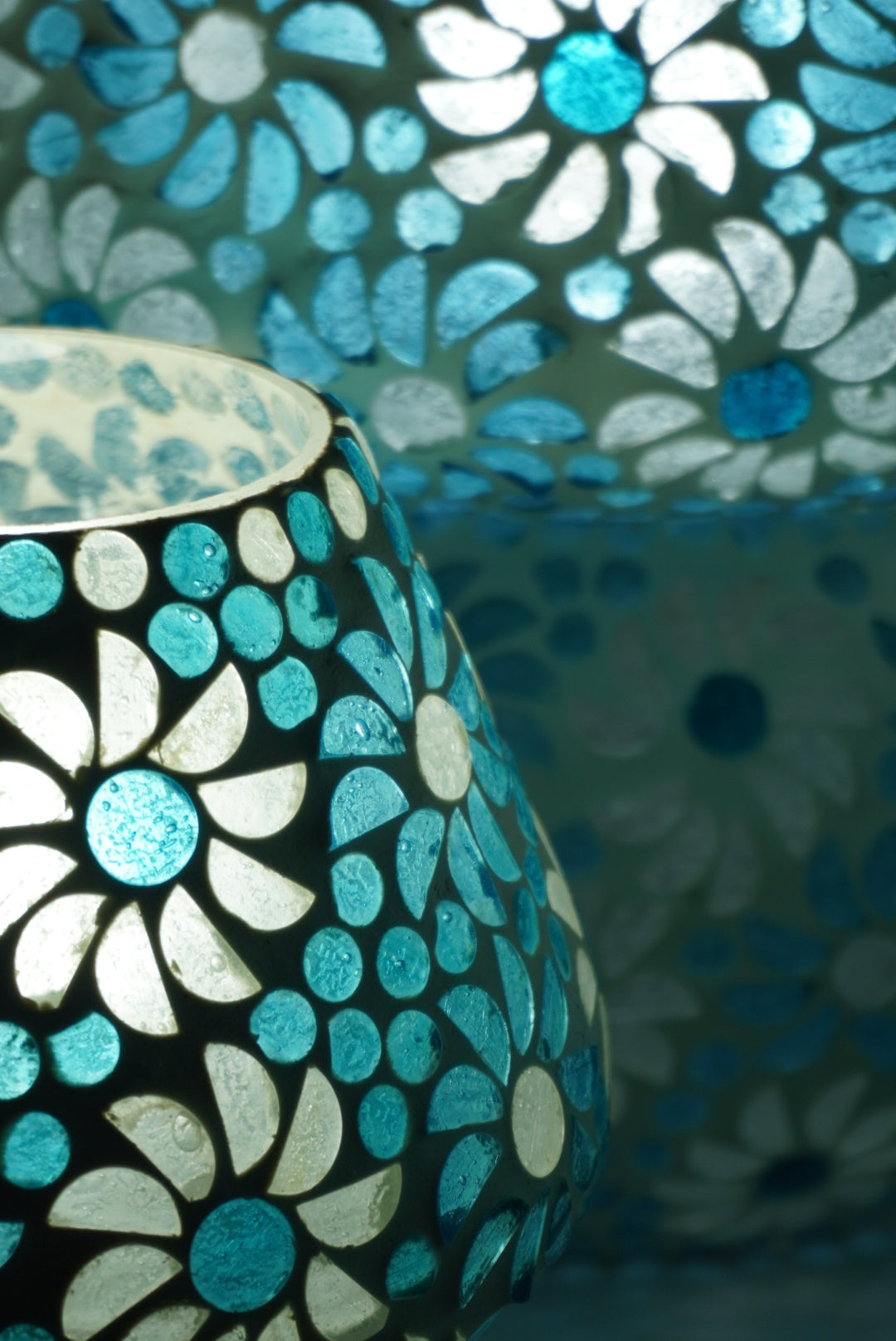 Handgefertigte Glasmosaik-Tischlampe Light Blue Daisy – Pilz
