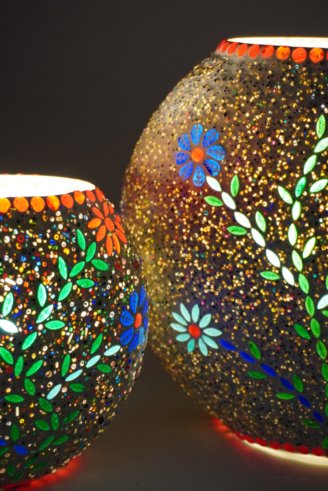 Handgefertigte Glasmosaik-Tischlampe Floral Gray – Oval