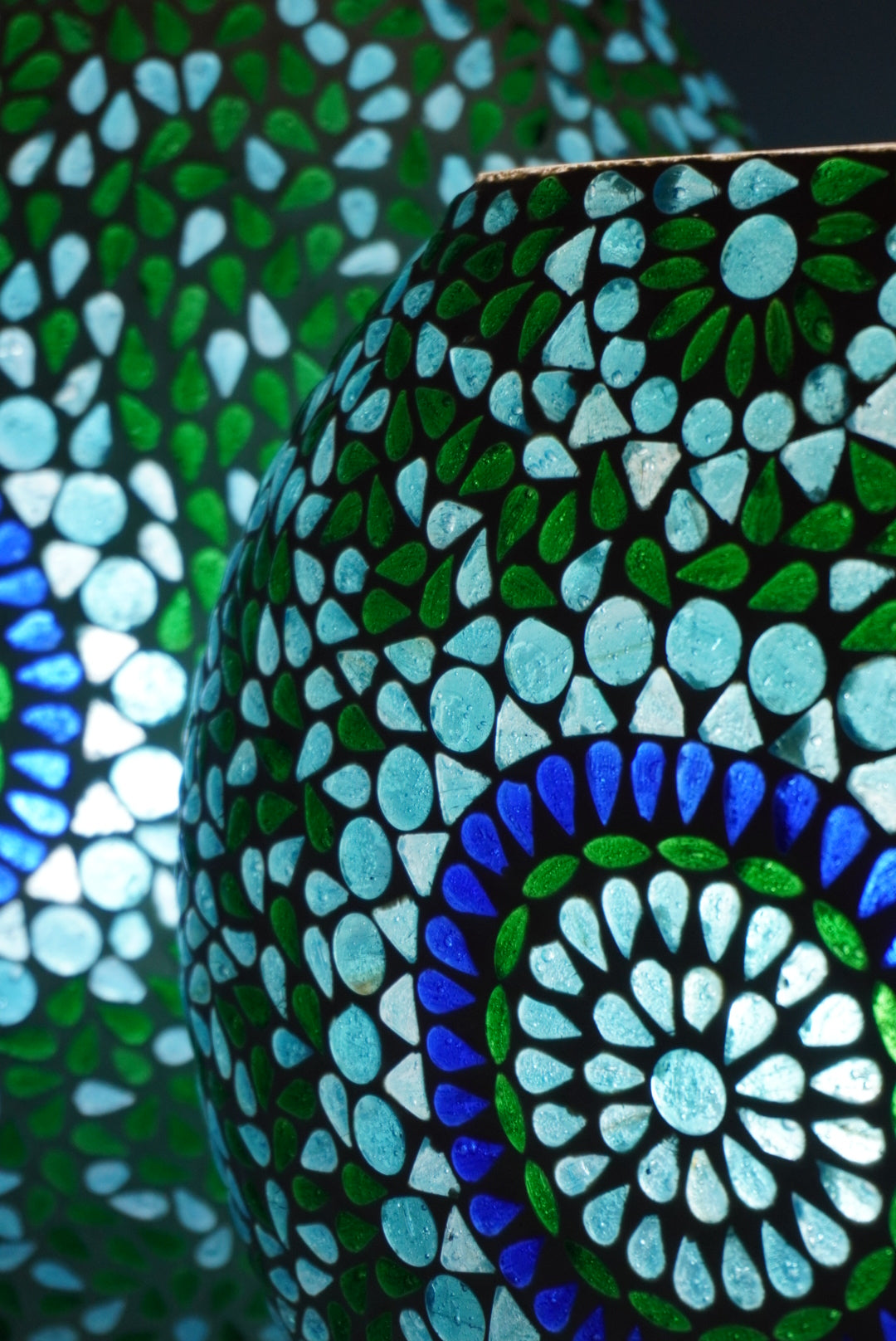 Handgefertigte Glasmosaik-Tischlampe Blue Moon – Oval