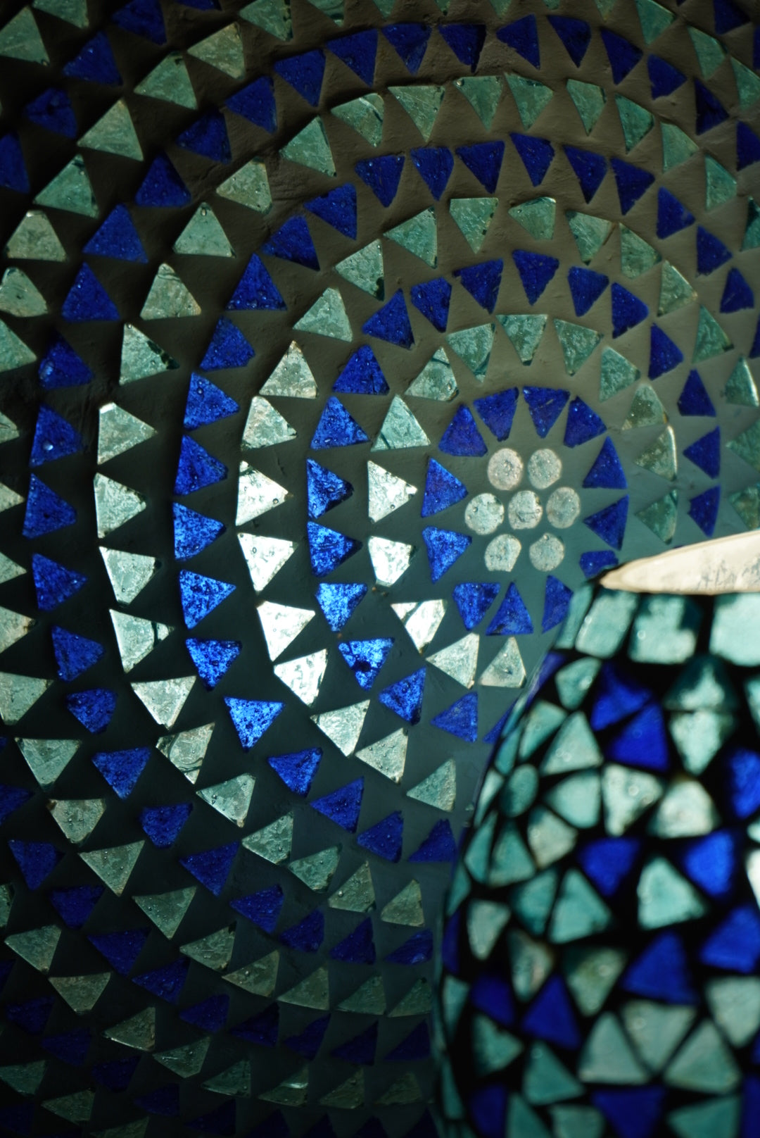 Handgefertigte Glasmosaik-Tischlampe Blue Sauna – Oval