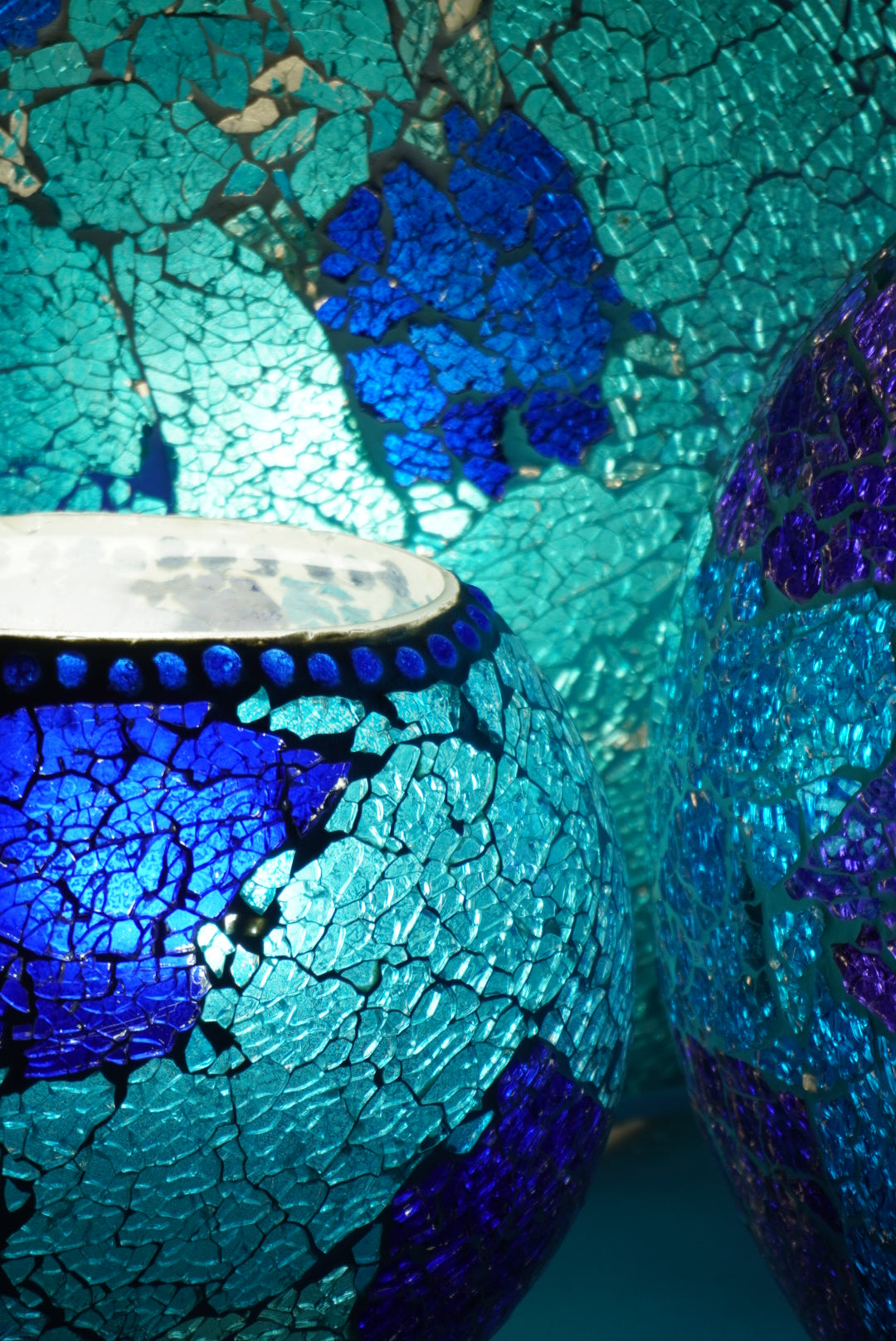 Handgefertigte Glasmosaik-Tischlampe Blue Bay – Oval