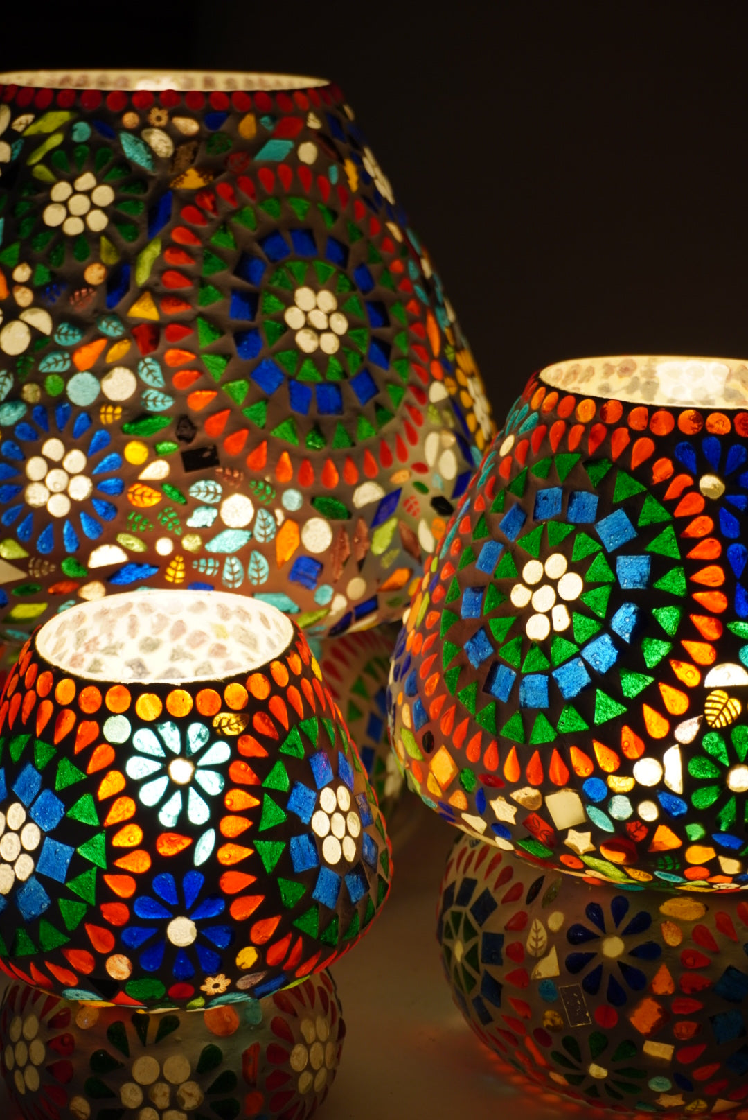 Handgefertigte Glasmosaik-Tischlampe Rainbow – Pilz