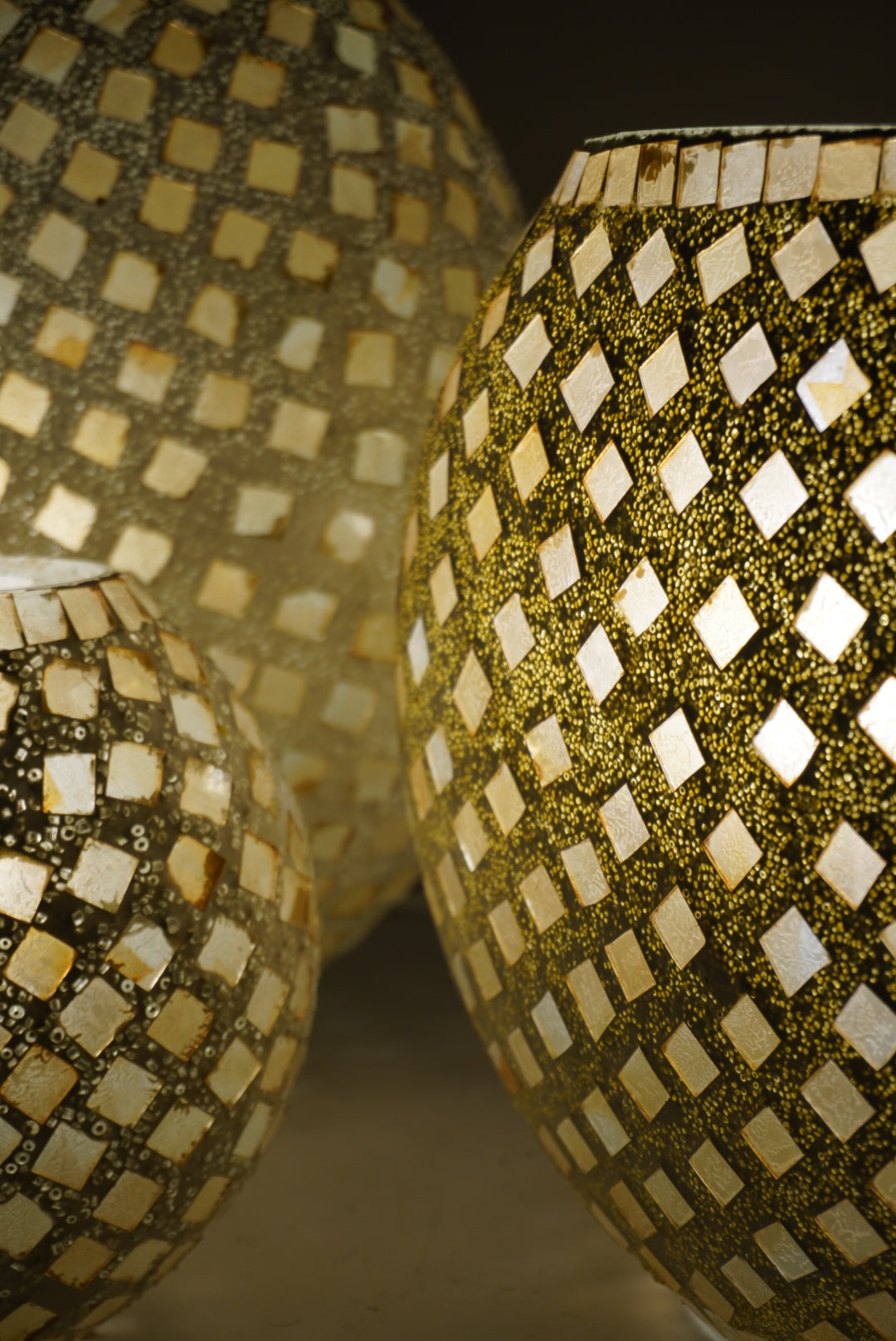 Handgefertigte Glasmosaik-Tischlampe Gold Reflection – Oval