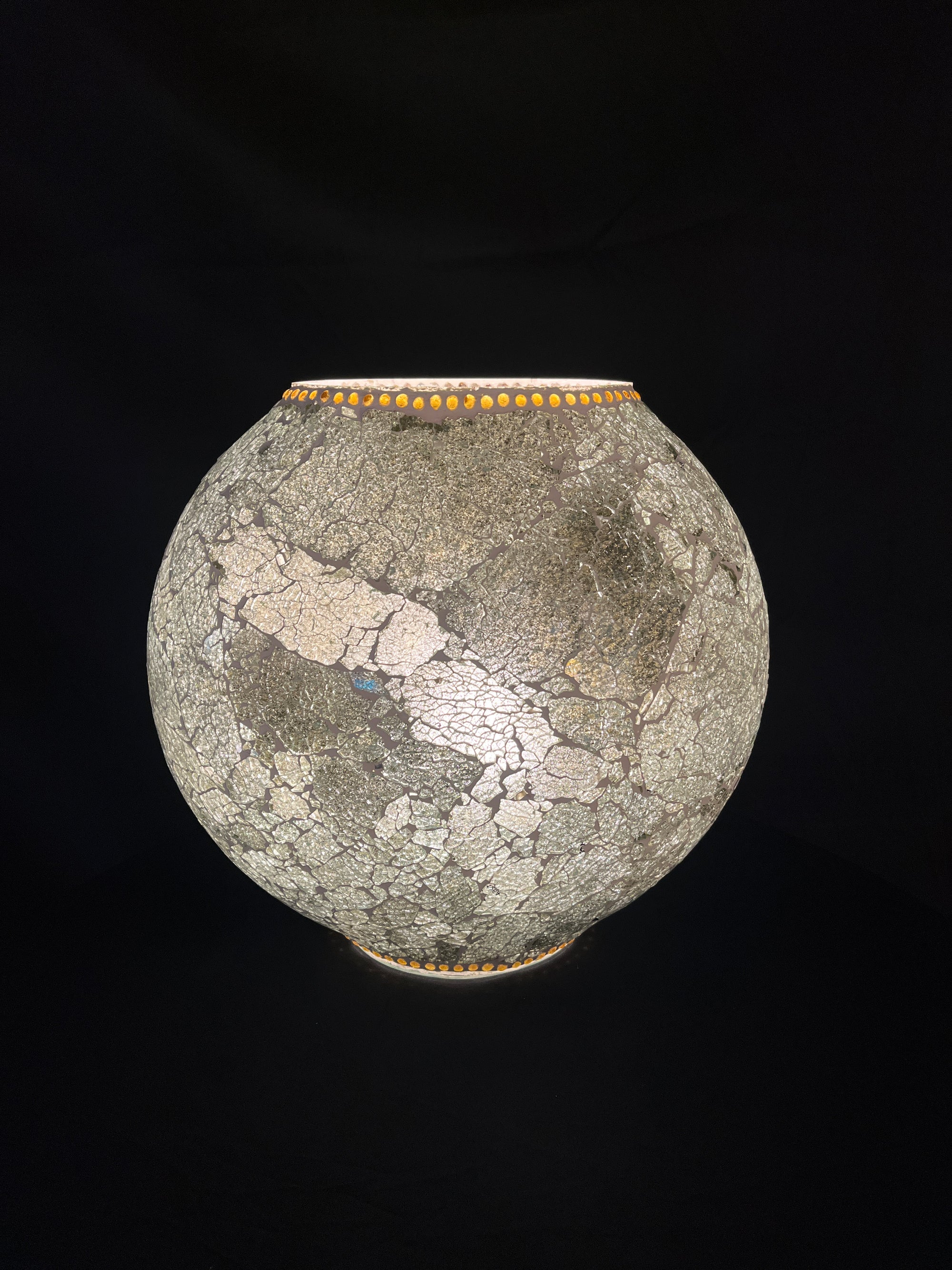 Handgefertigte Glasmosaik-Tischlampe „Glacial Gold“ – Oval