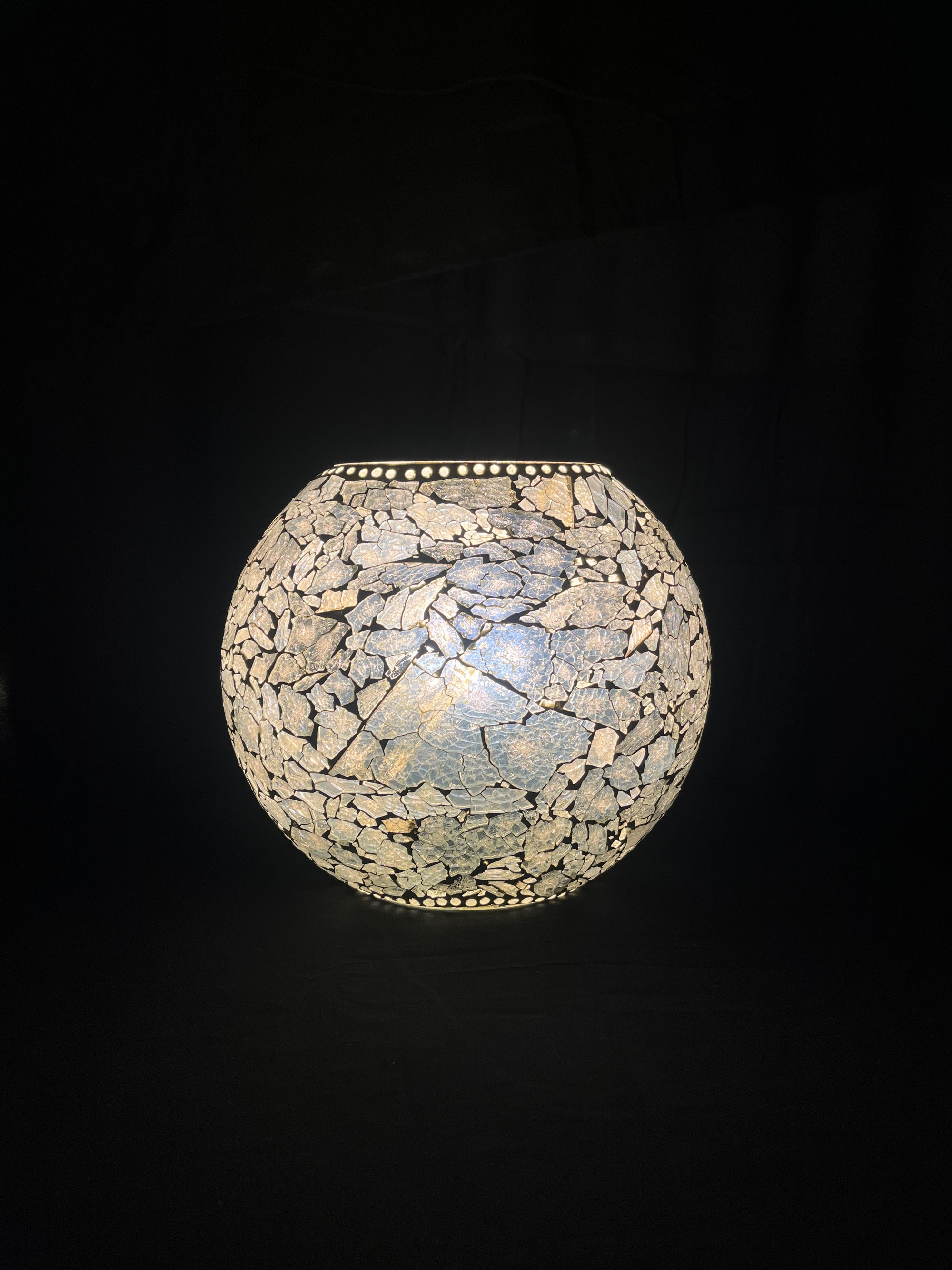 Handgefertigte Glasmosaik-Tischlampe „Frosted Silver“ – Ovalform, E27-Fassung