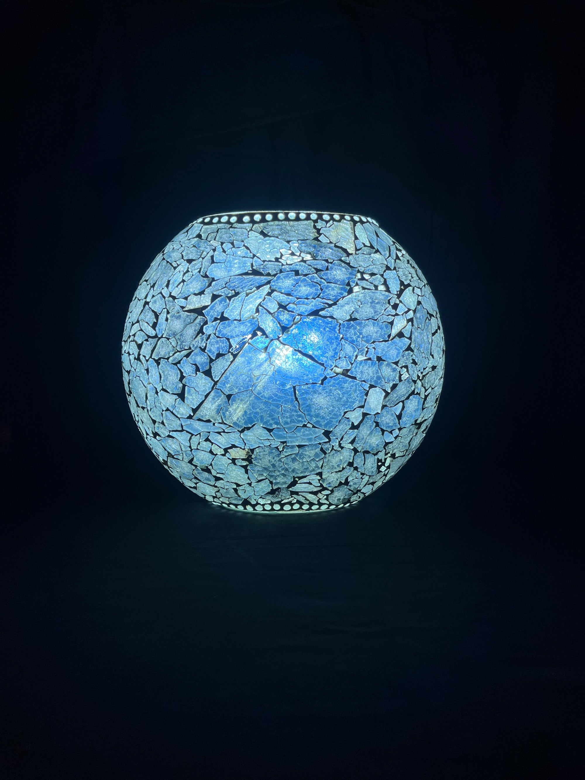 Handgefertigte Glasmosaik-Tischlampe „Frosted Silver“ – Oval