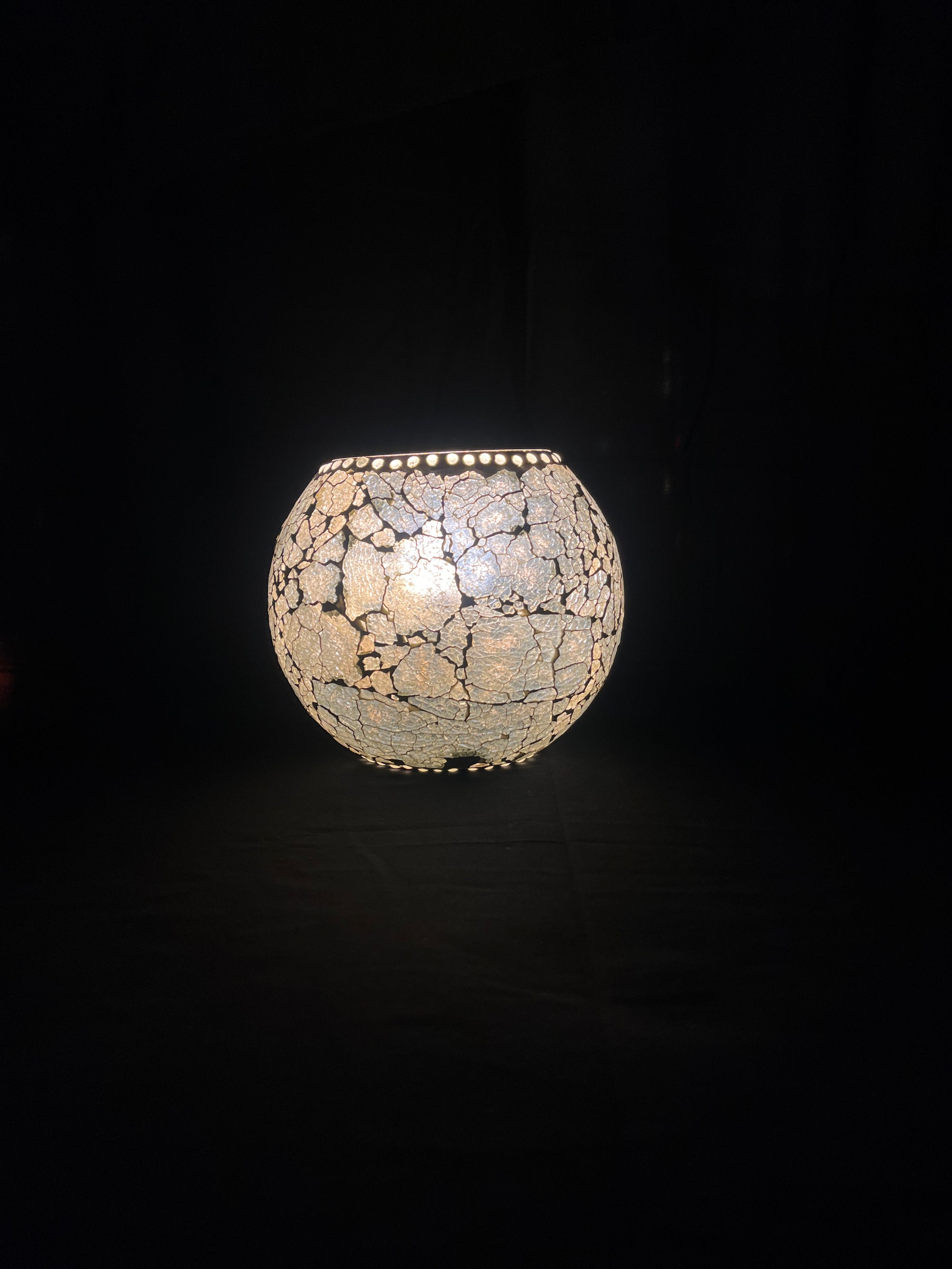 Handgefertigte Glasmosaik-Tischlampe „Frosted Silver“ – Oval