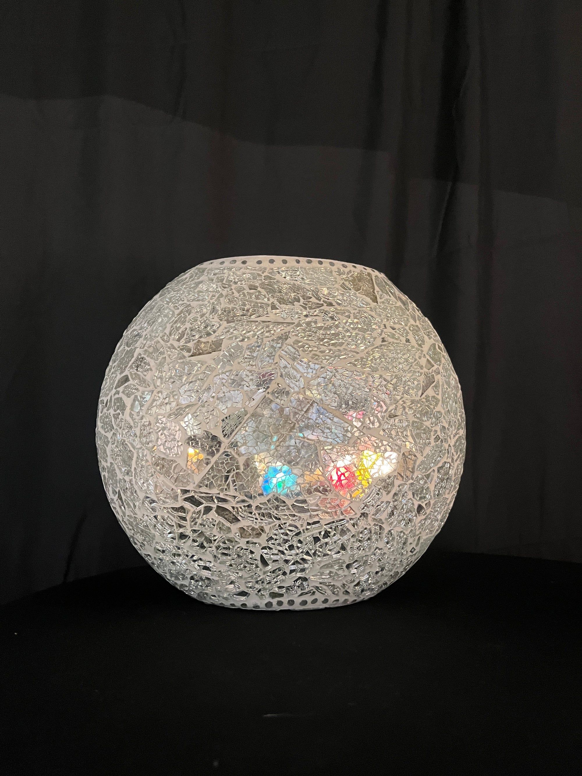 Handgefertigte Glasmosaik-Tischlampe „Frosted Silver“ – Ovalform, E27-Fassung