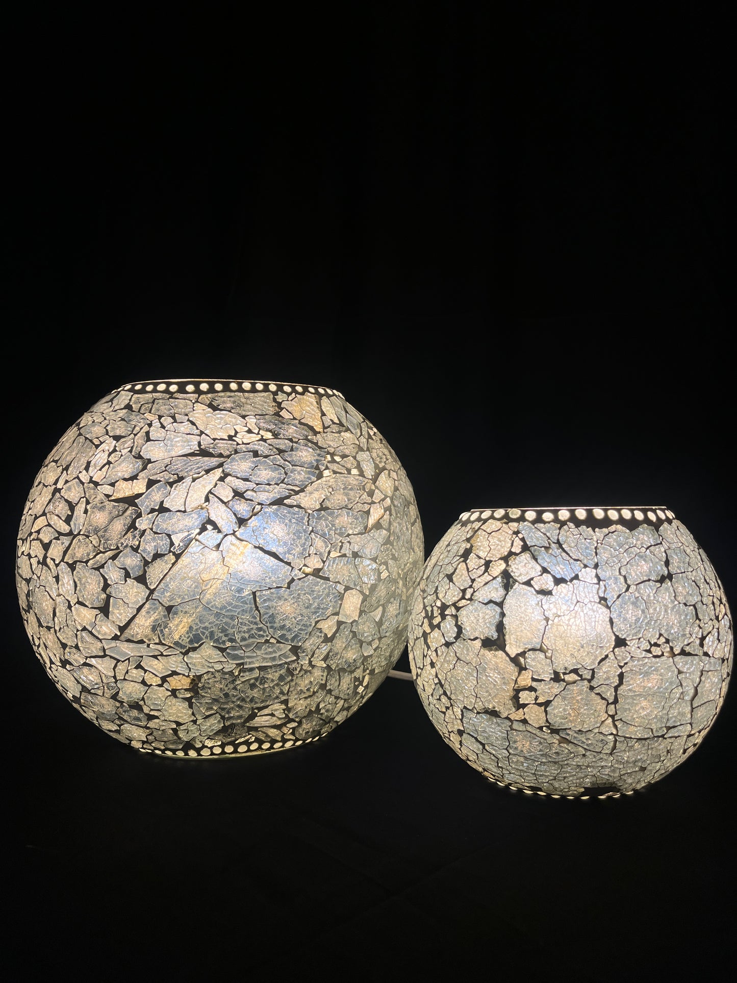 Handgefertigte Glasmosaik-Tischlampe „Frosted Silver“ – Ovalform, E27-Fassung