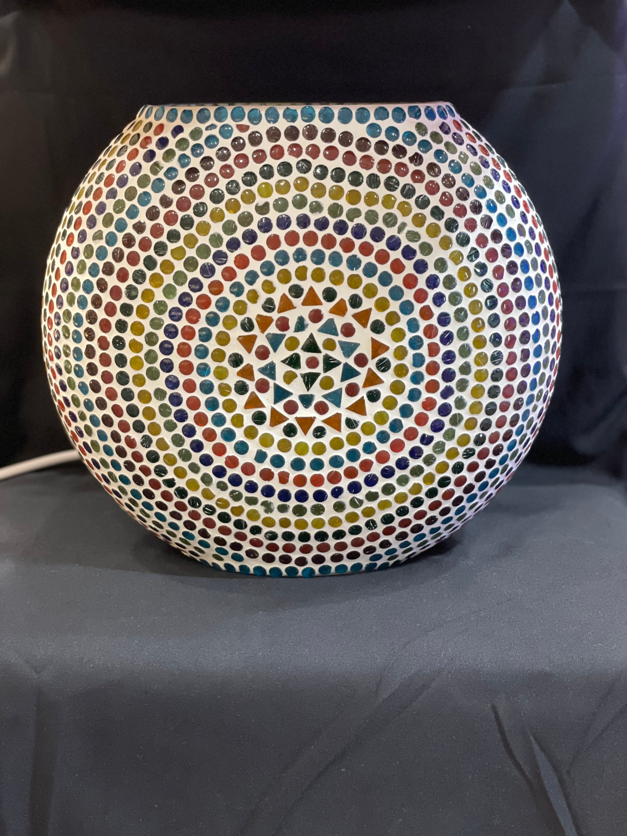 Handgefertigte Glasmosaik-Tischlampe „Wheel Mandala“ – Oval