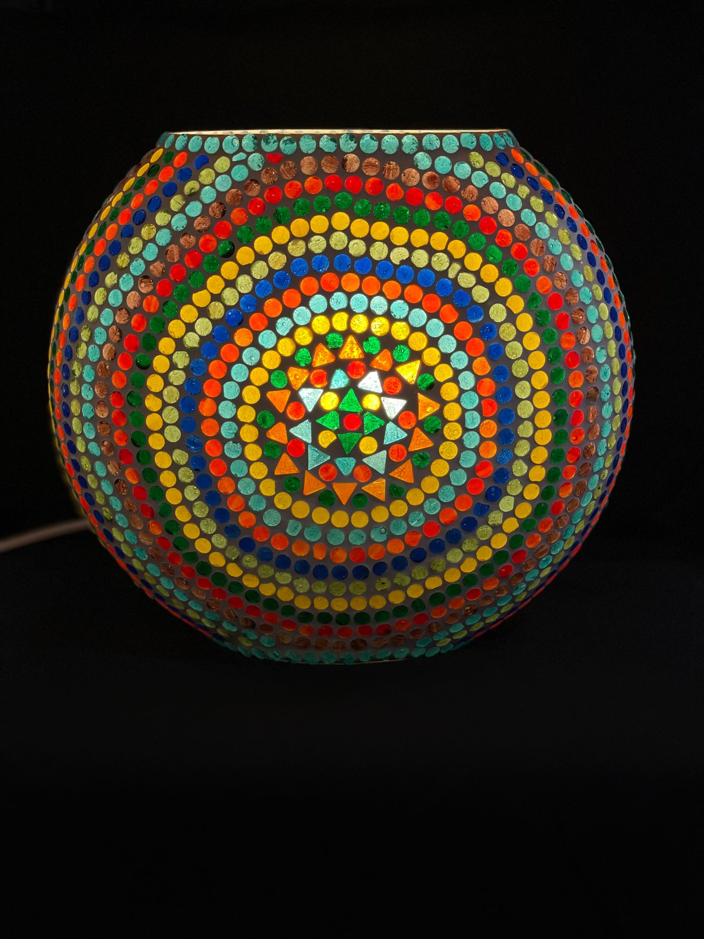 Handgefertigte Glasmosaik-Tischlampe „Wheel Mandala“ – Ovalform, E27-Fassung