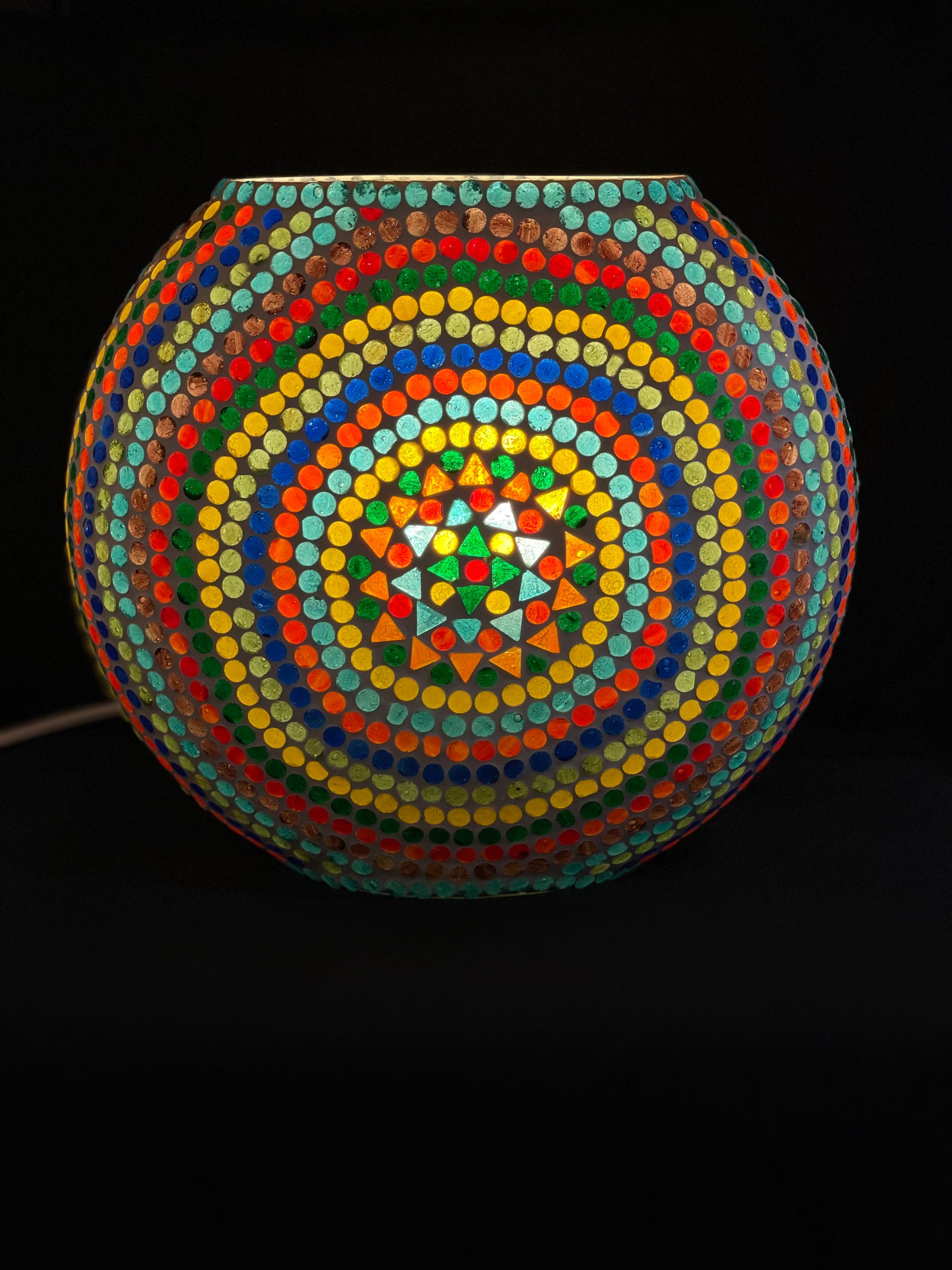 Handgefertigte Glasmosaik-Tischlampe „Wheel Mandala“ – Oval