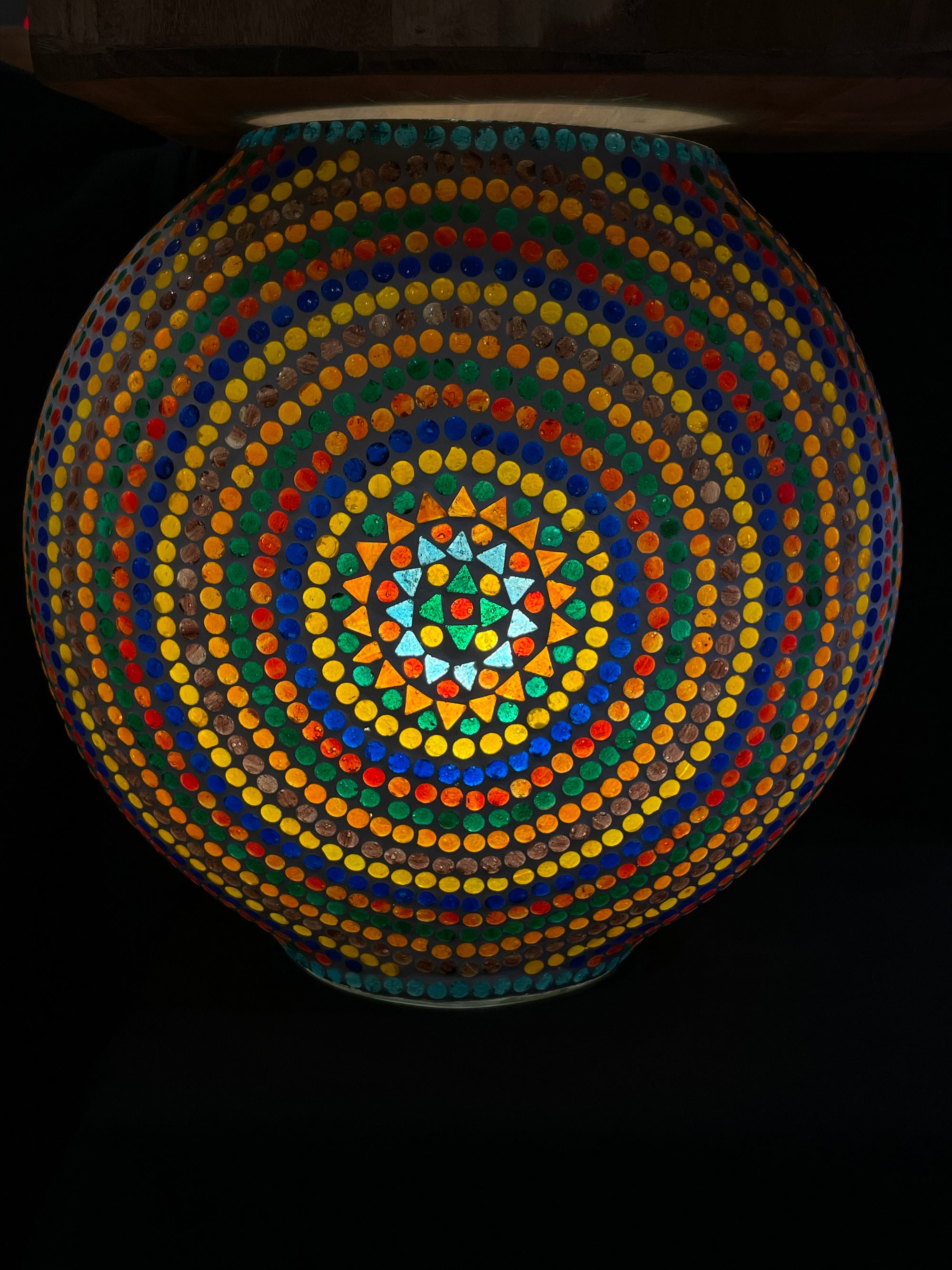 Handgefertigte Glasmosaik-Tischlampe „Wheel Mandala“ – Ovalform, E27-Fassung