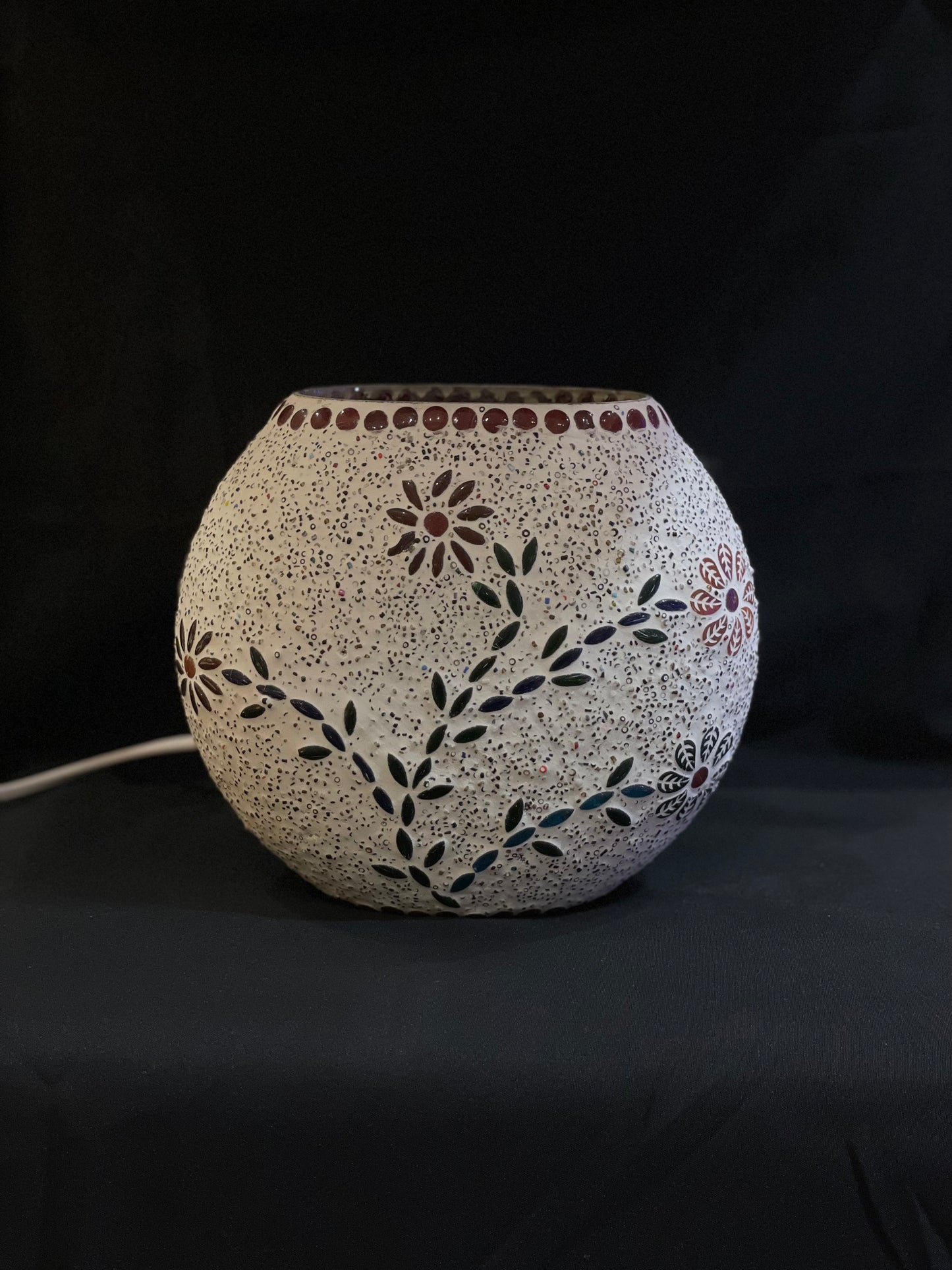 Handgefertigte Glasmosaik-Tischlampe „Floral Gray“ – Ovalform, E27-Fassung