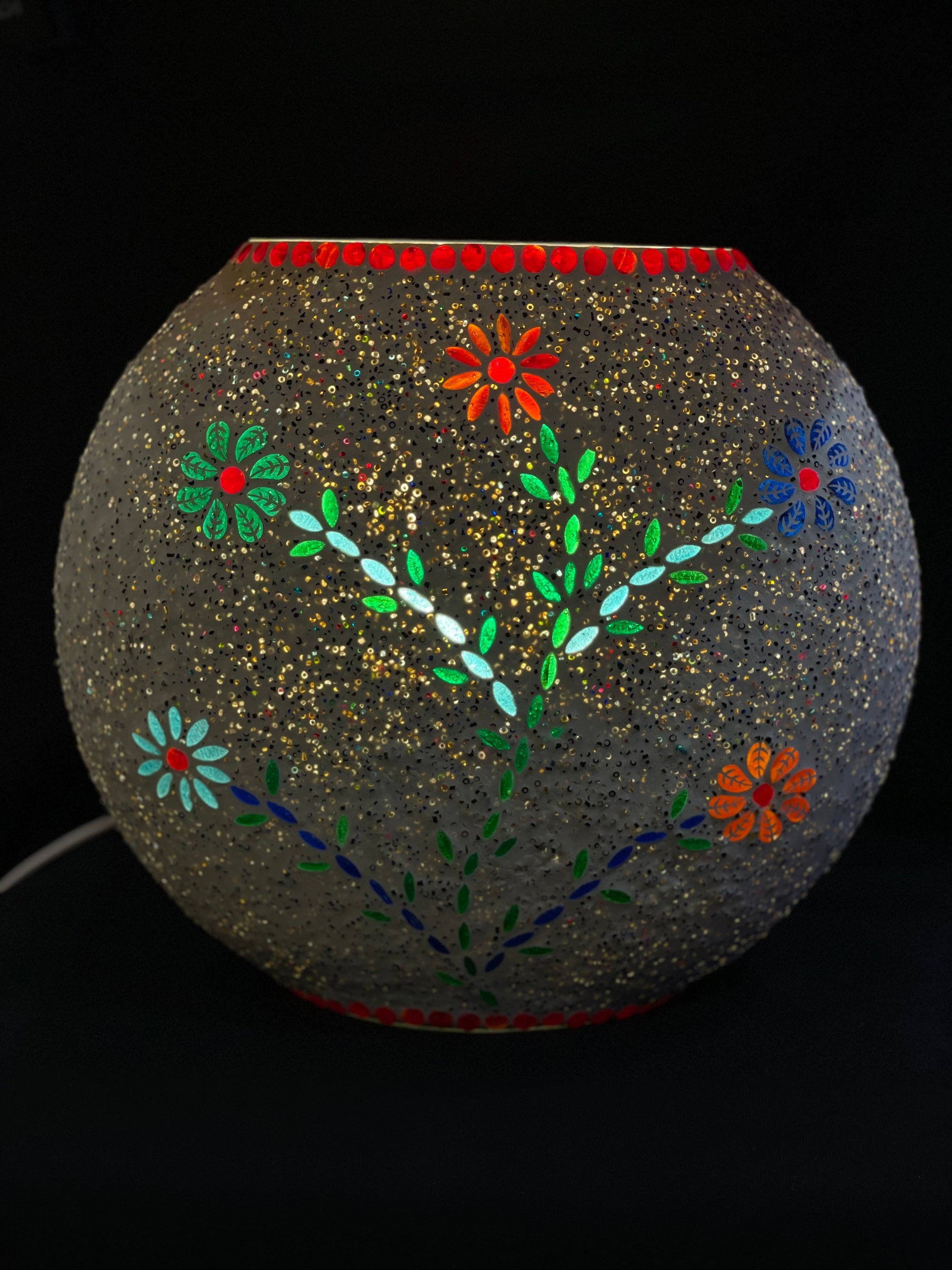 Handgefertigte Glasmosaik-Tischlampe „Floral Gray“ – Ovalform, E27-Fassung