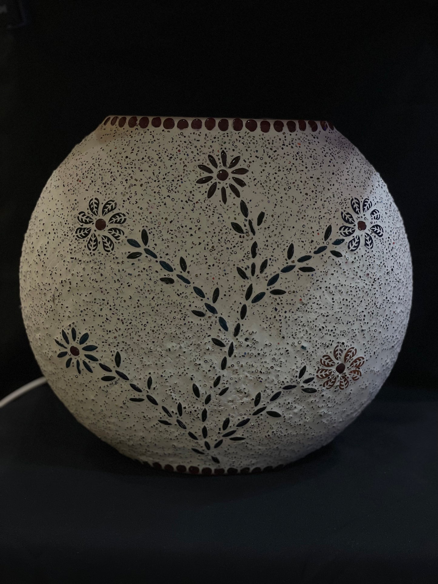 Handgefertigte Glasmosaik-Tischlampe „Floral Gray“ – Ovalform, E27-Fassung