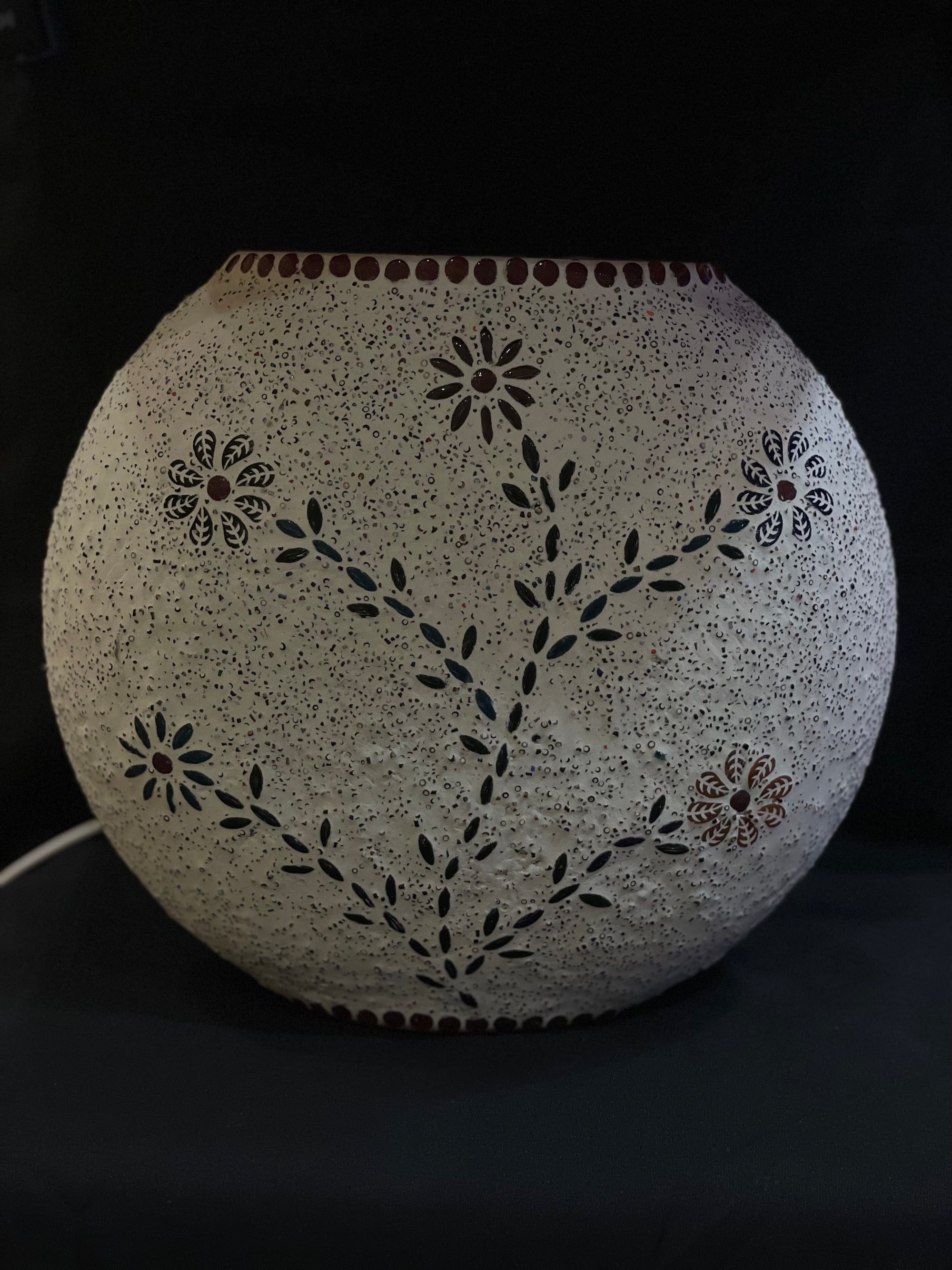 Handgefertigte Glasmosaik-Tischlampe „Floral Gray“ – Ovalform, E27-Fassung