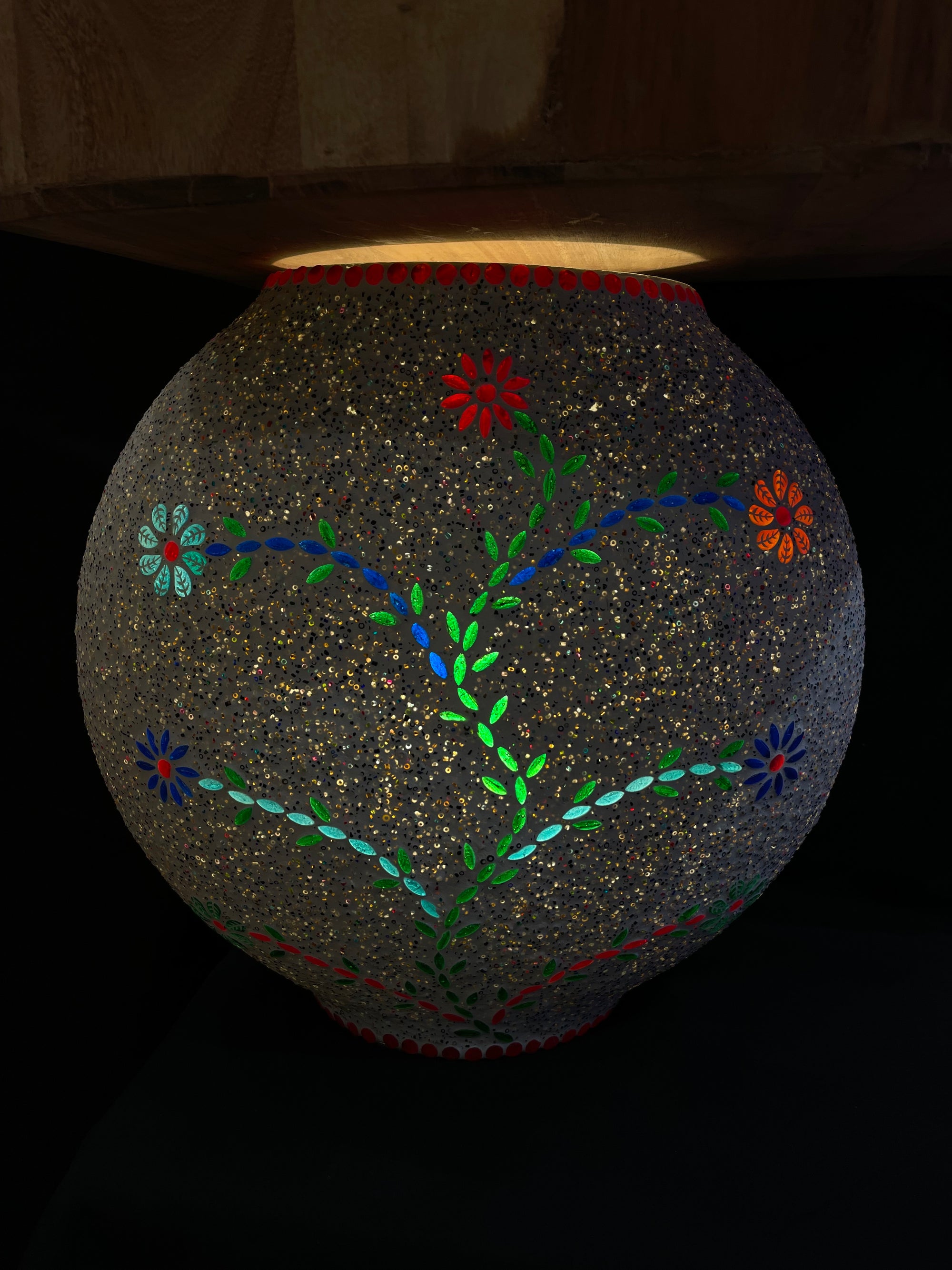 Handgefertigte Glasmosaik-Tischlampe „Floral Gray“ – Ovalform, E27-Fassung