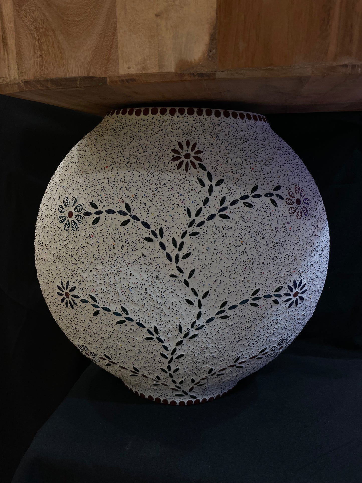 Handgefertigte Glasmosaik-Tischlampe „Floral Gray“ – Ovalform, E27-Fassung