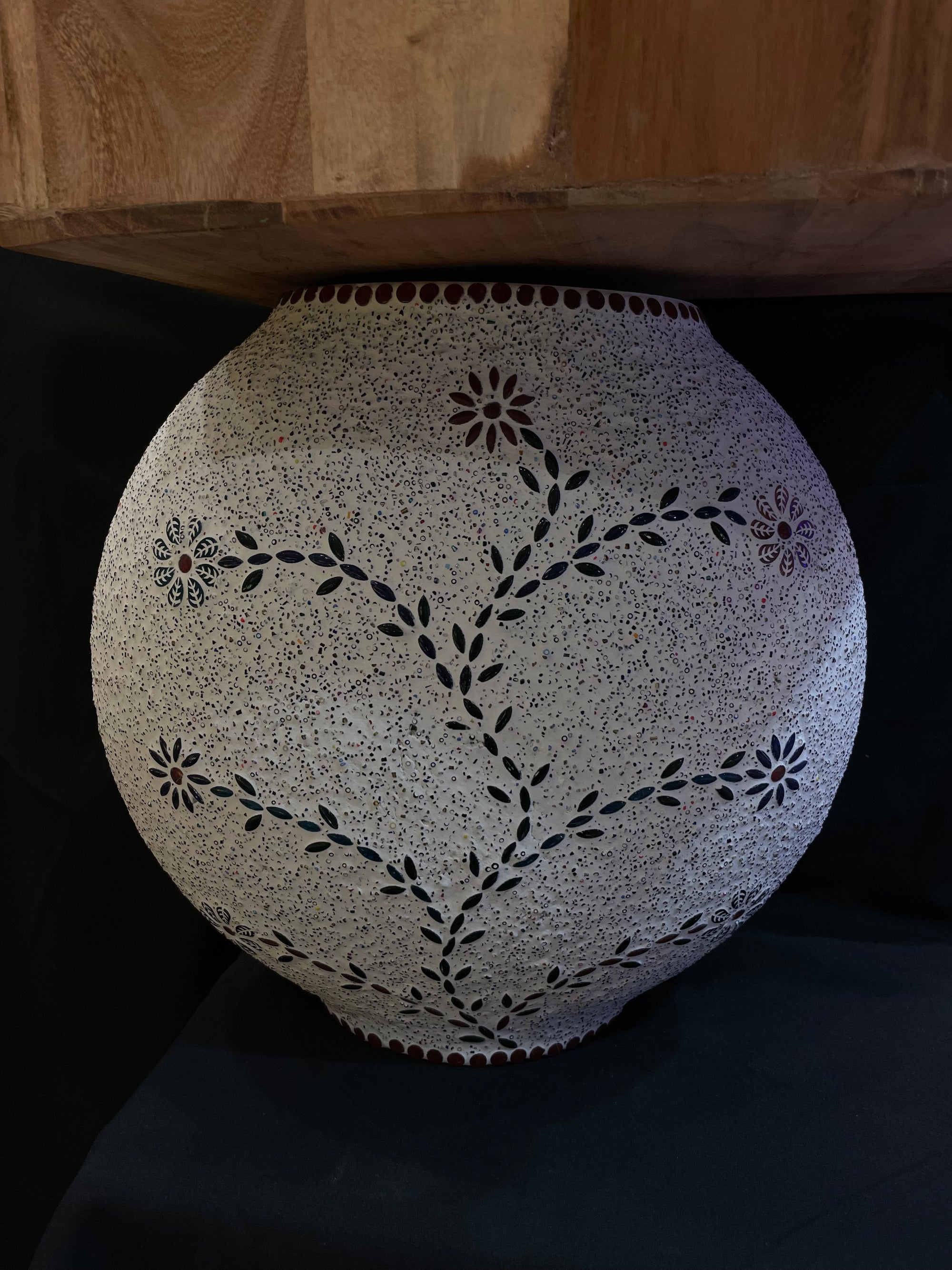 Handgefertigte Glasmosaik-Tischlampe „Floral Gray“ – Ovalform, E27-Fassung