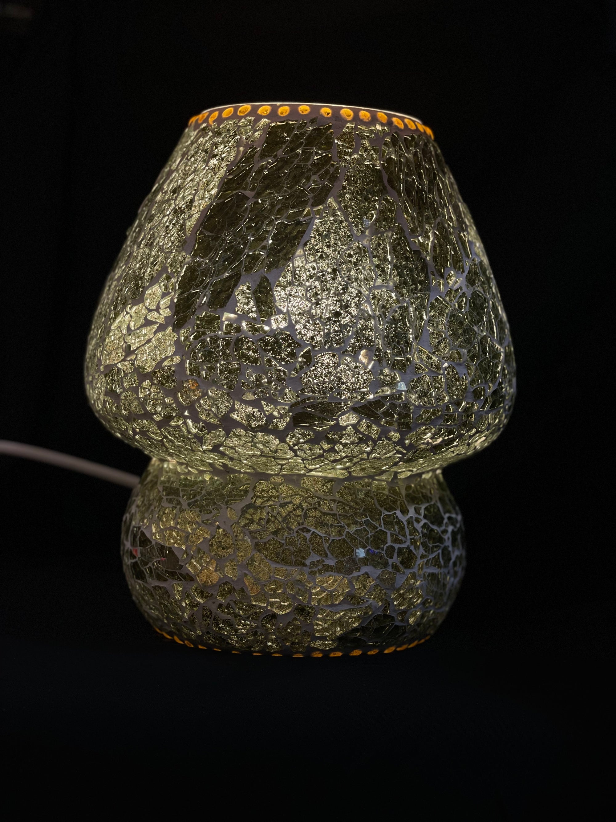 Handgefertigte Glasmosaik-Tischlampe „Glacial Gold“ – Pilzform, E27-Fassung