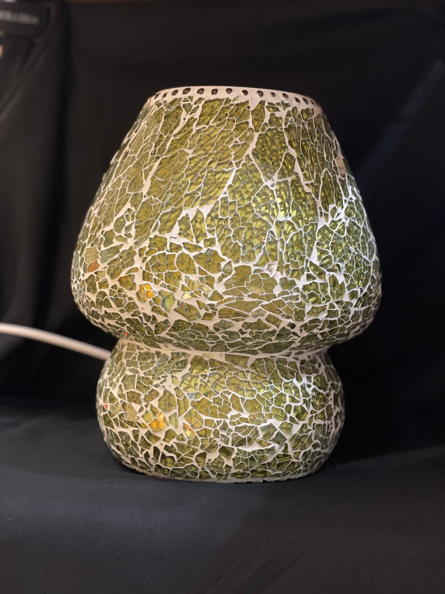 Handgefertigte Glasmosaik-Tischlampe „Glacial Gold“ – Pilzform, E27-Fassung