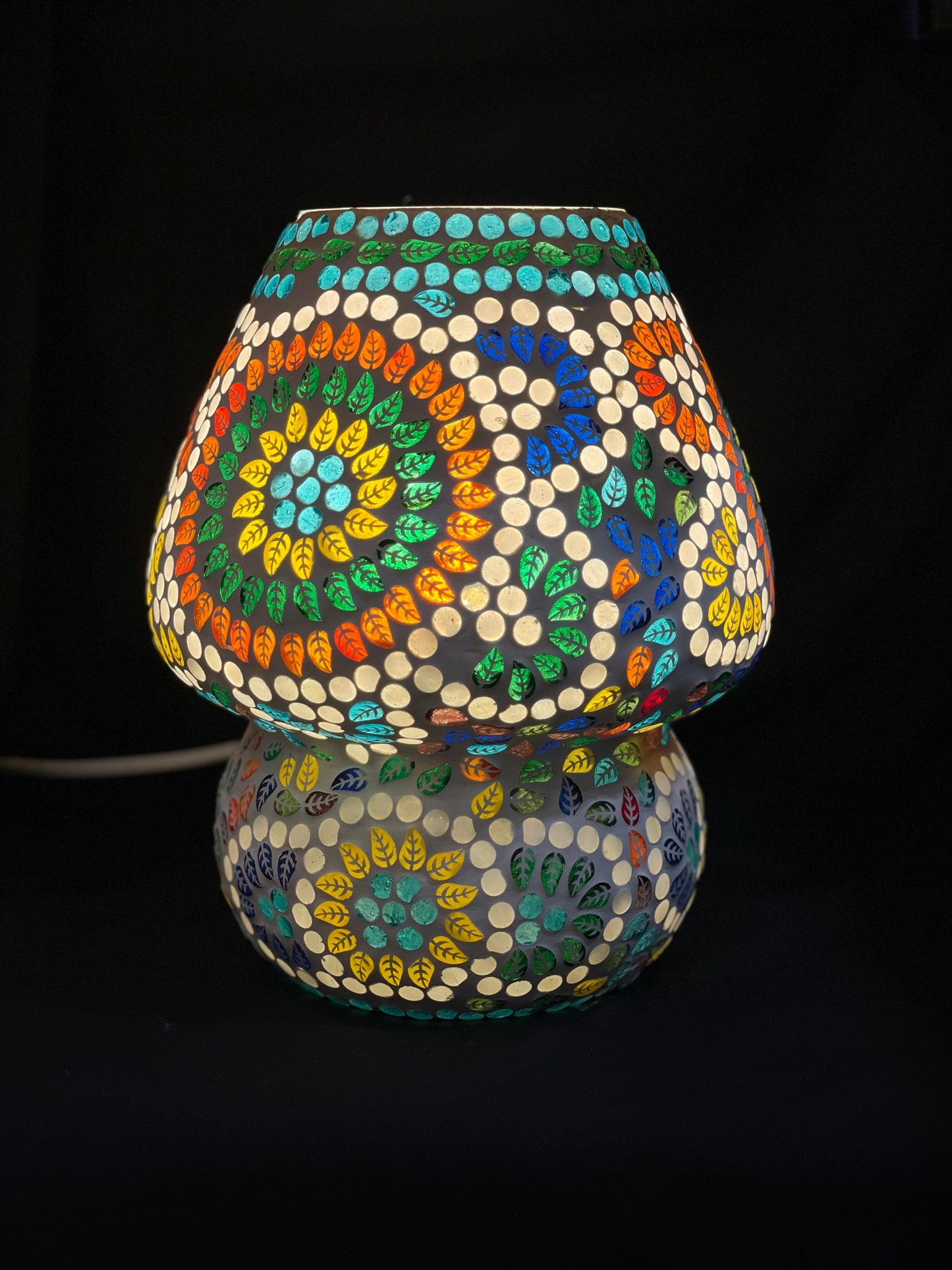 Handgefertigte Glasmosaik-Tischlampe „Colored Mandala“ – Pilzform, E27-Fassung