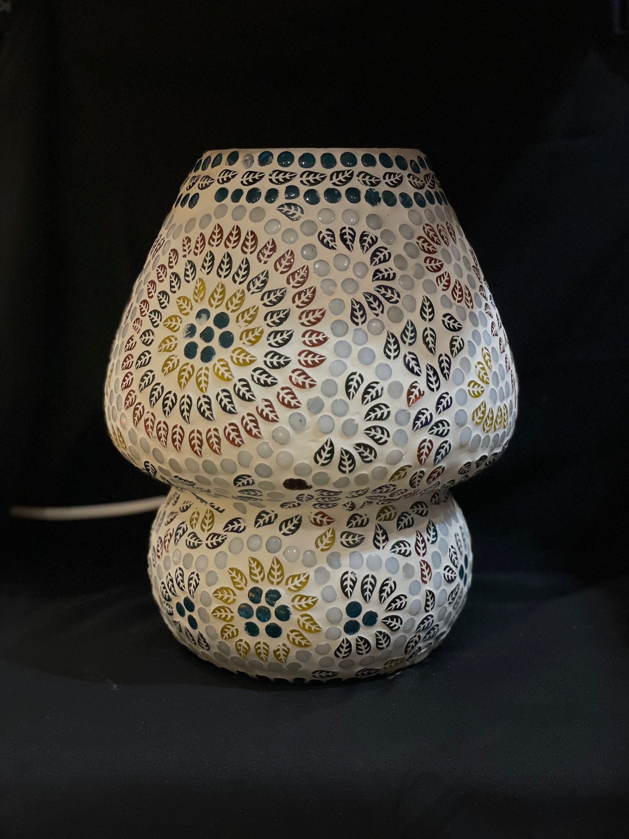 Handgefertigte Glasmosaik-Tischlampe „Colored Mandala“ – Pilzform, E27-Fassung