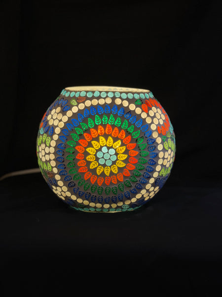 Handgefertigte Glasmosaik-Tischlampe „Colored Mandala“ – Ovalform, E27-Fassung