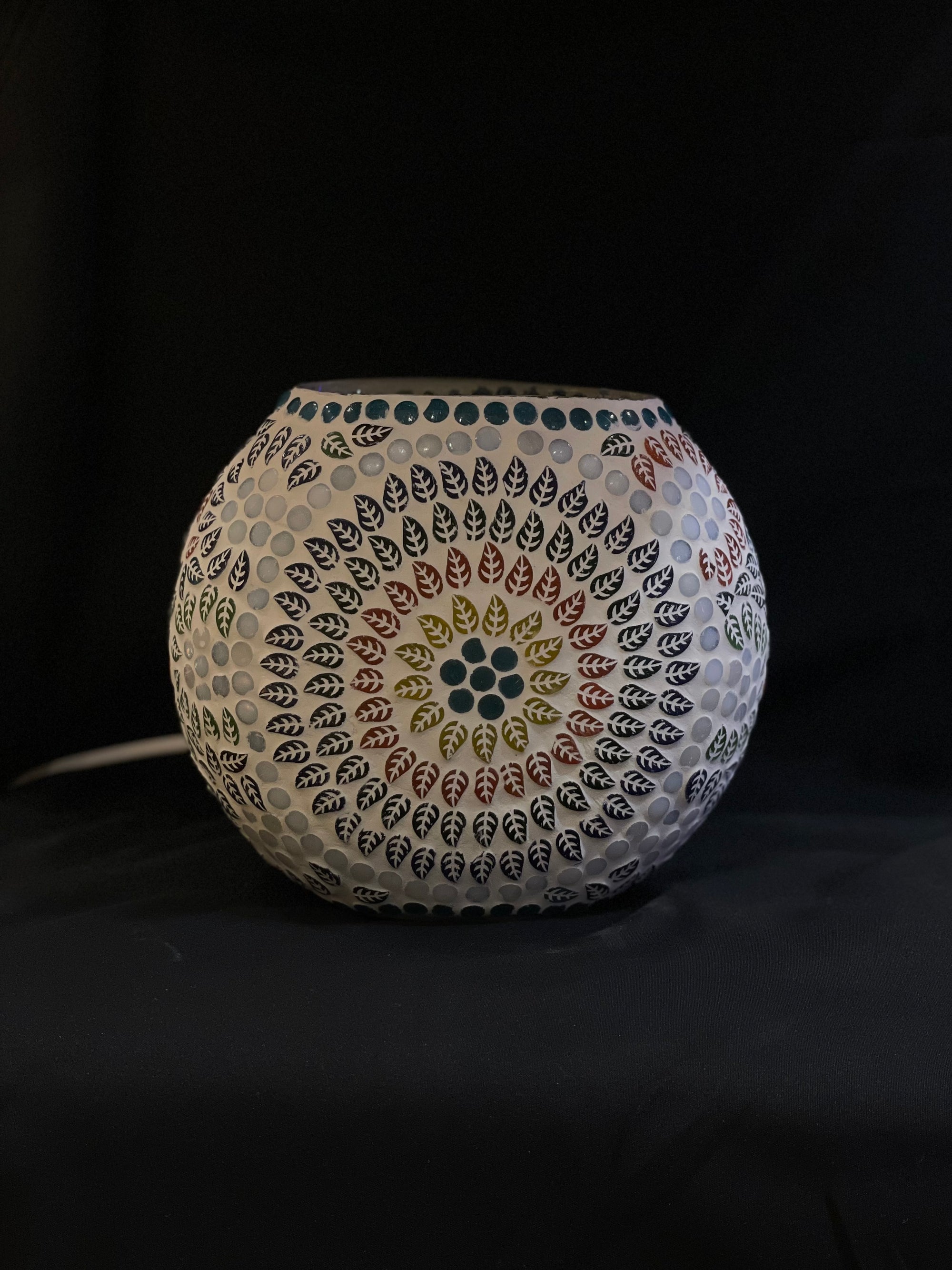 Handgefertigte Glasmosaik-Tischlampe „Colored Mandala“ – Ovalform, E27-Fassung