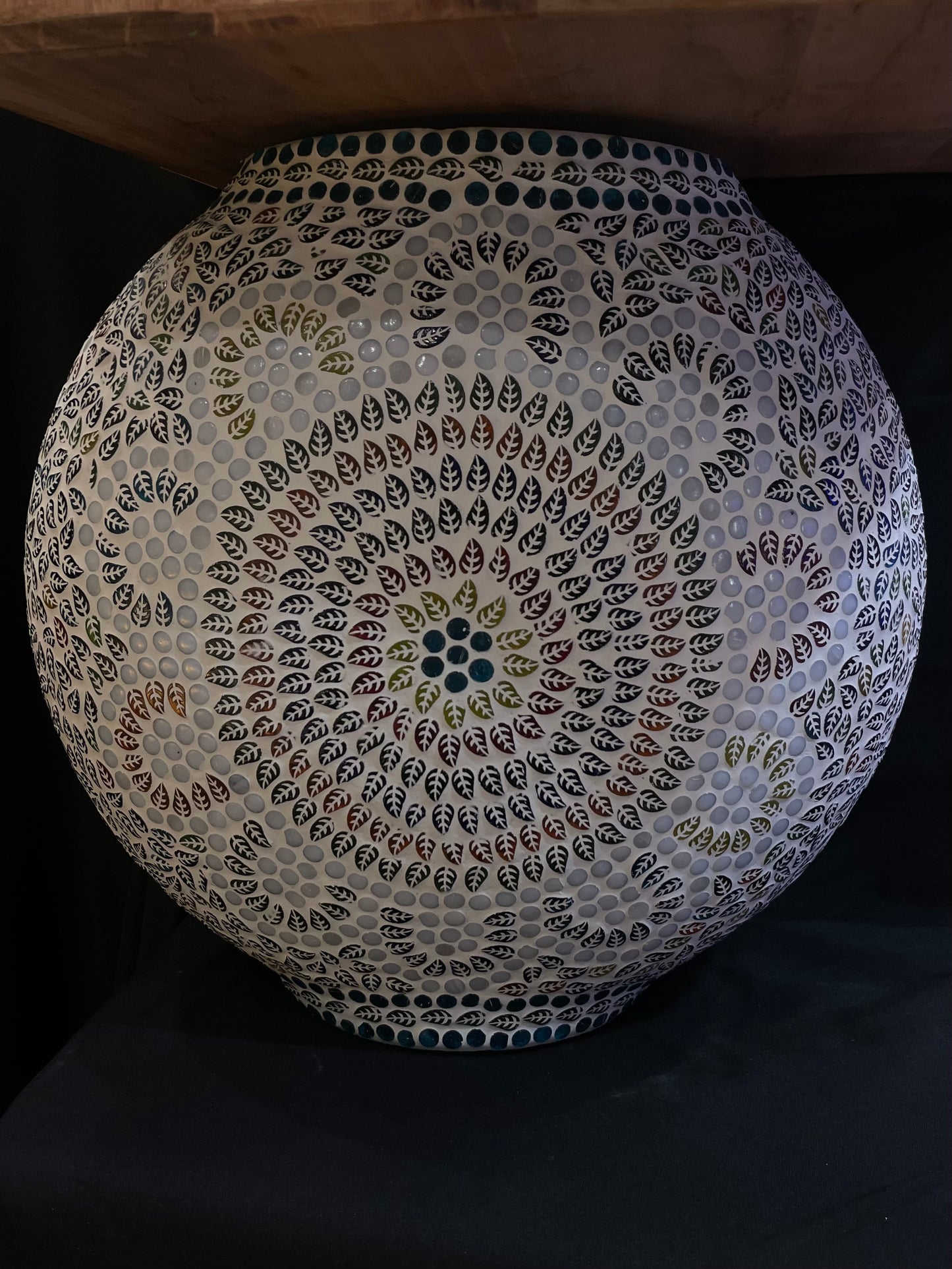 Handgefertigte Glasmosaik-Tischlampe „Colored Mandala“ – Ovalform, E27-Fassung