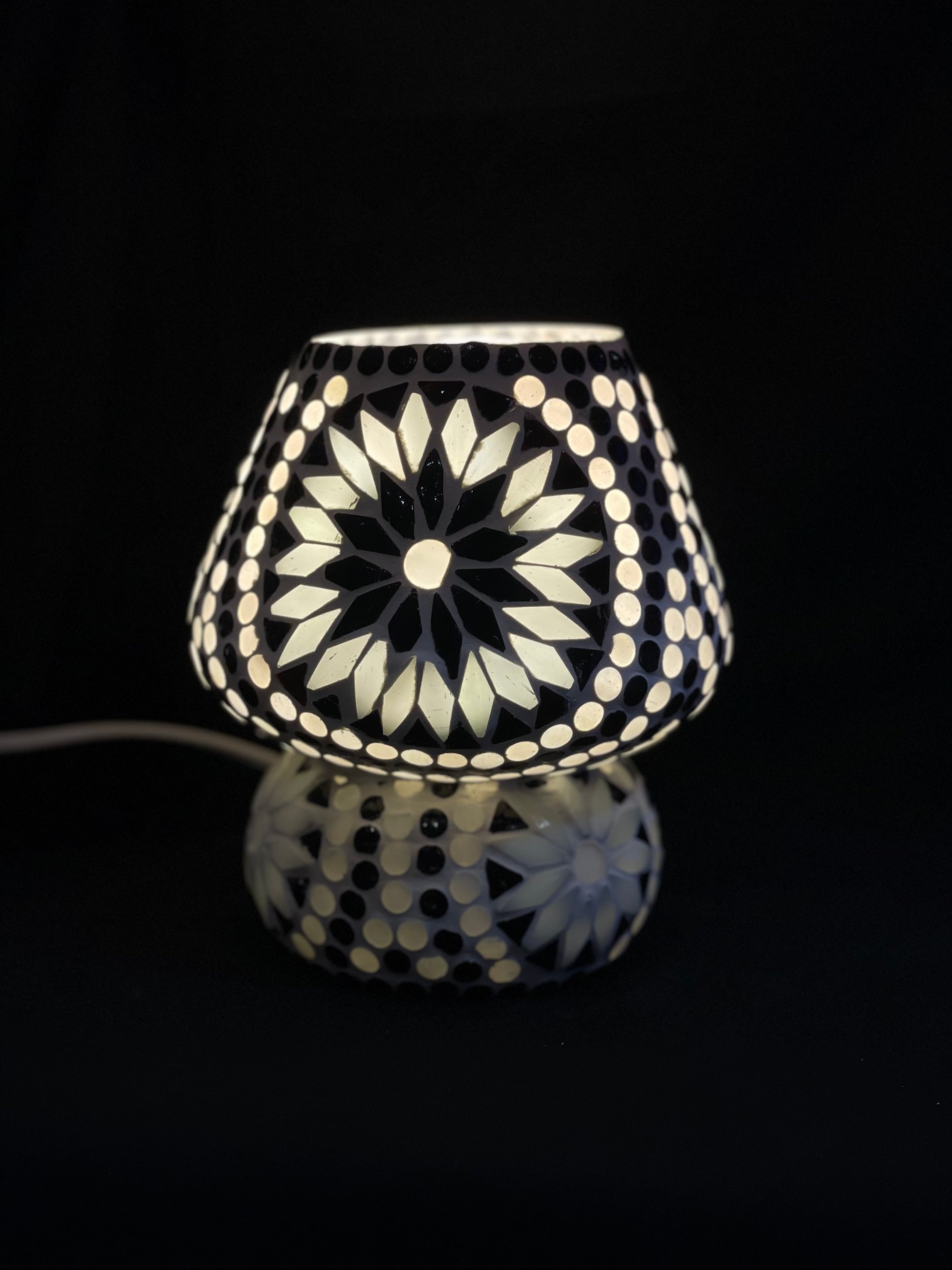 Handgefertigte Glasmosaik-Tischlampe „Yin&Yang“ – Pilzform, E27-Fassung