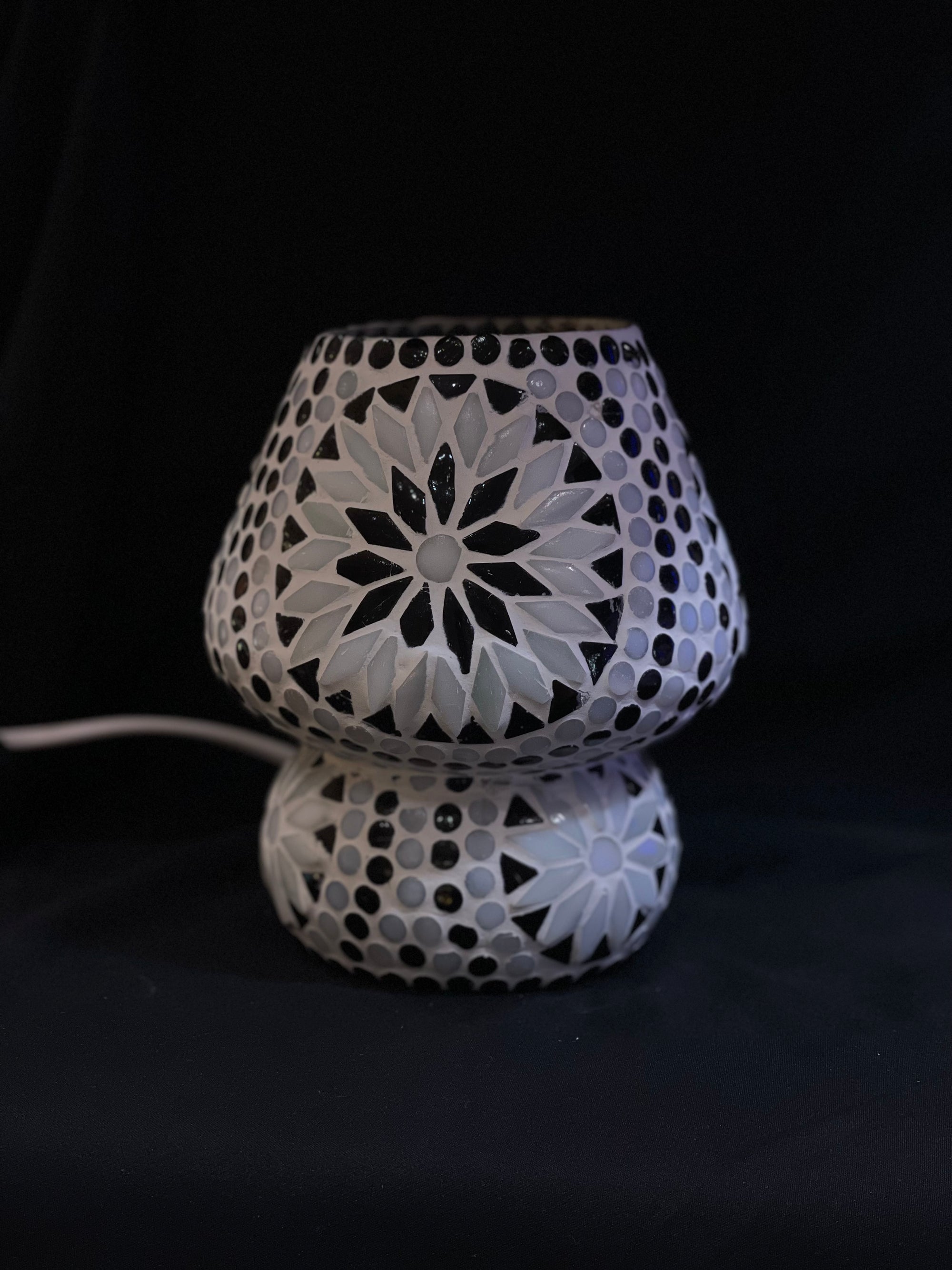 Handgefertigte Glasmosaik-Tischlampe „Yin&Yang“ – Pilzform, E27-Fassung