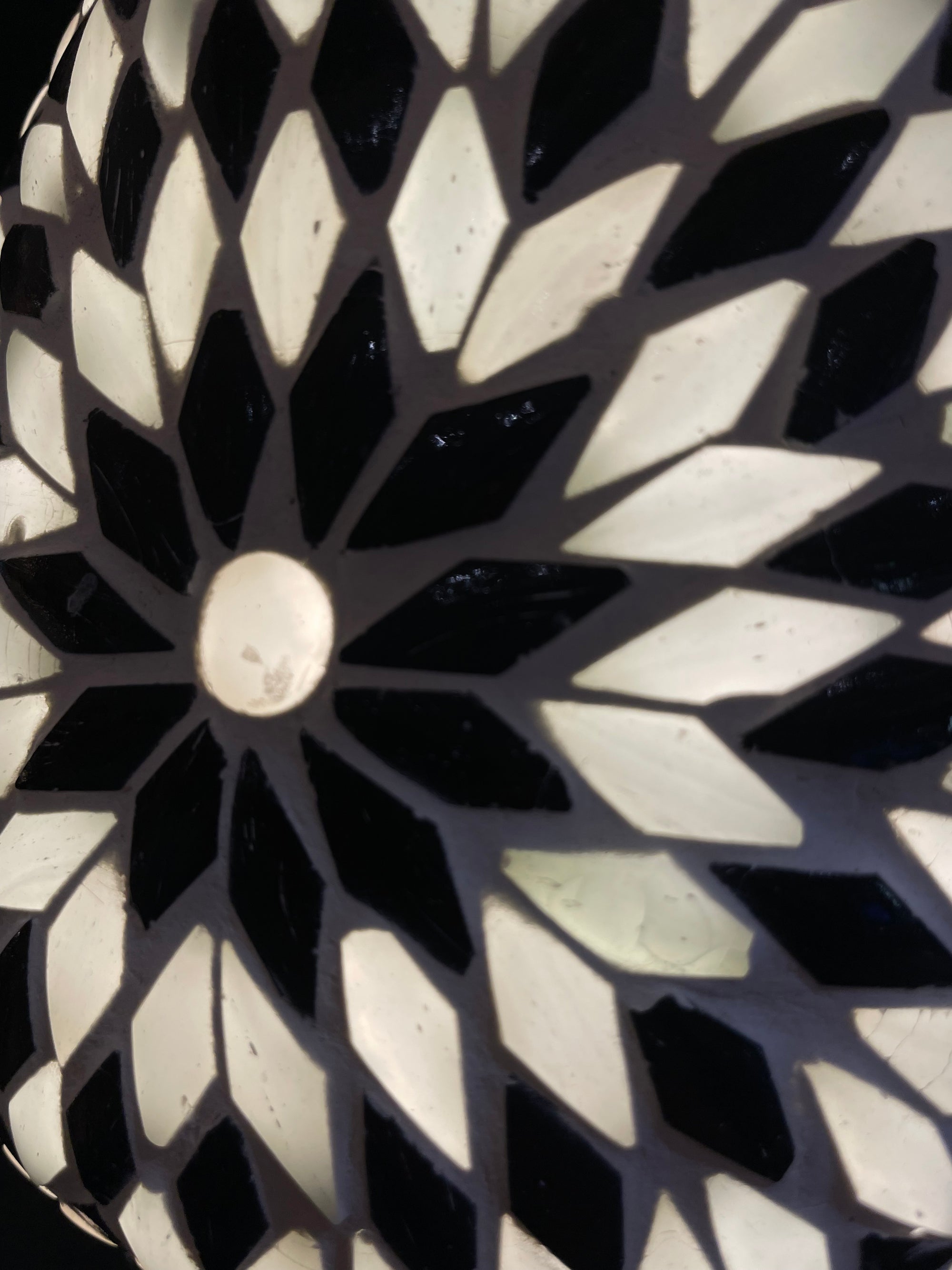 Handgefertigte Glasmosaik-Tischlampe „Yin&Yang“ – Pilz