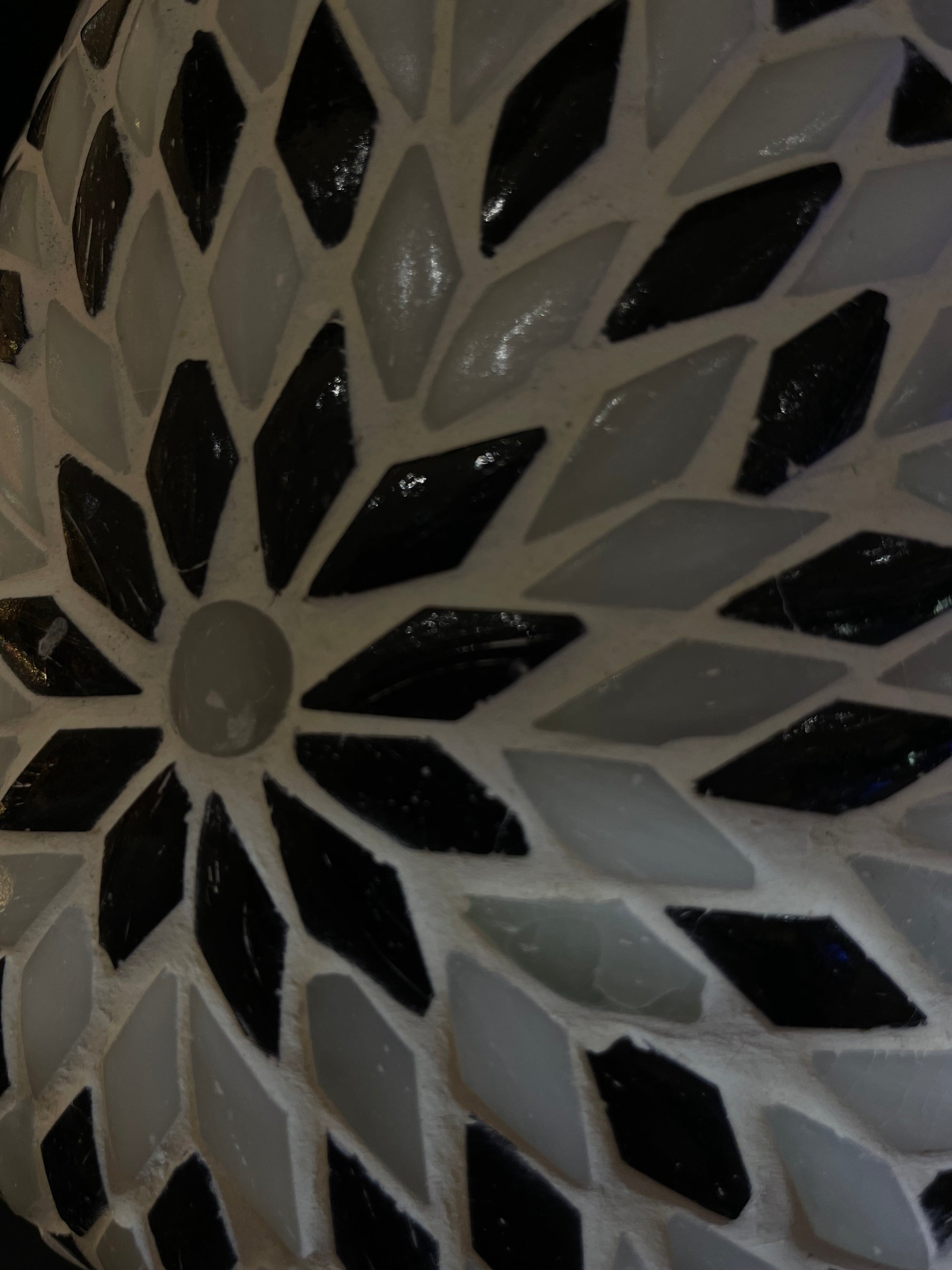 Handgefertigte Glasmosaik-Tischlampe „Yin&Yang“ – Pilz