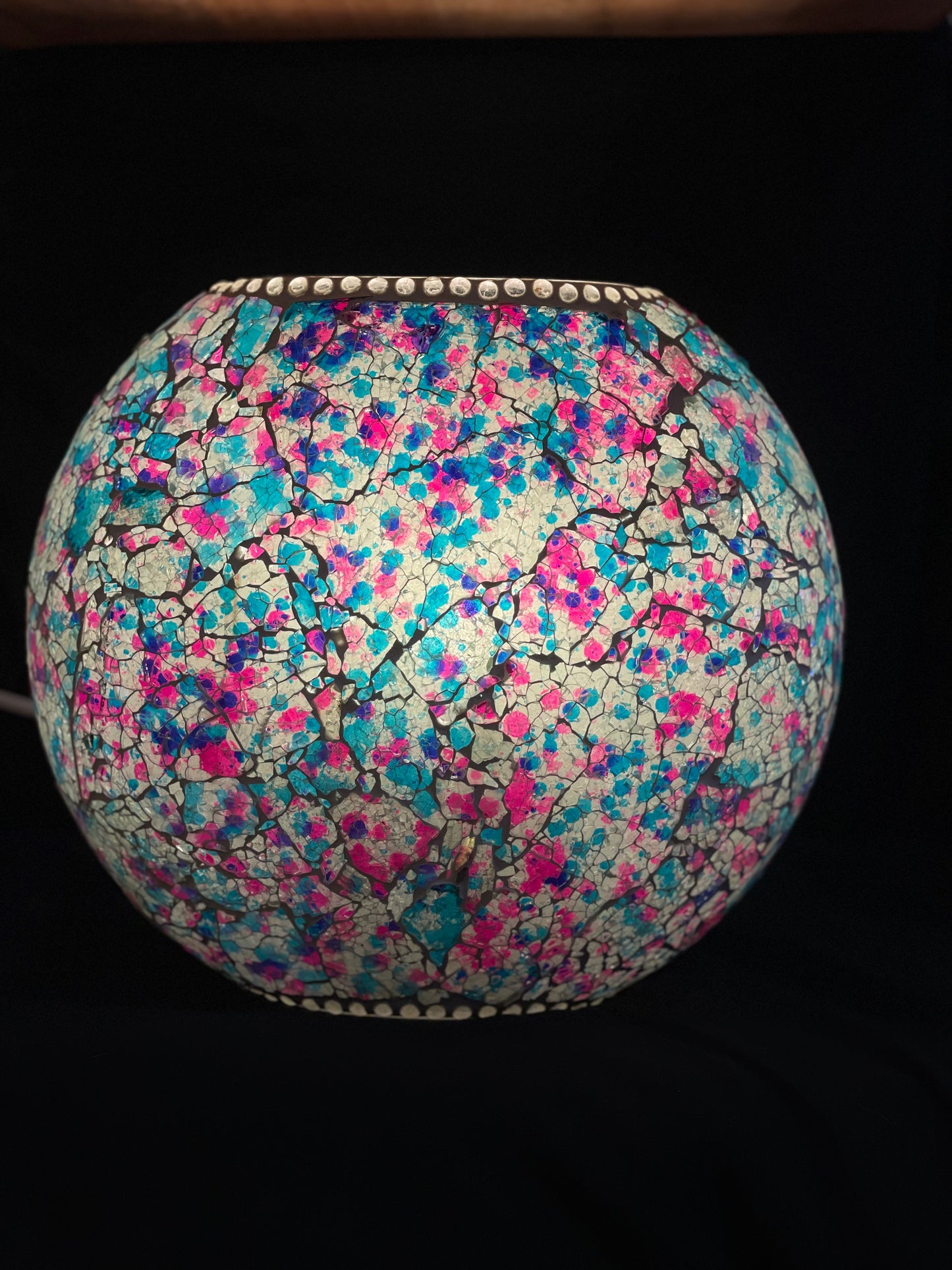 Handgefertigte Glasmosaik-Tischlampe „Lavender Garden“ – Ovalform, E27-Fassung