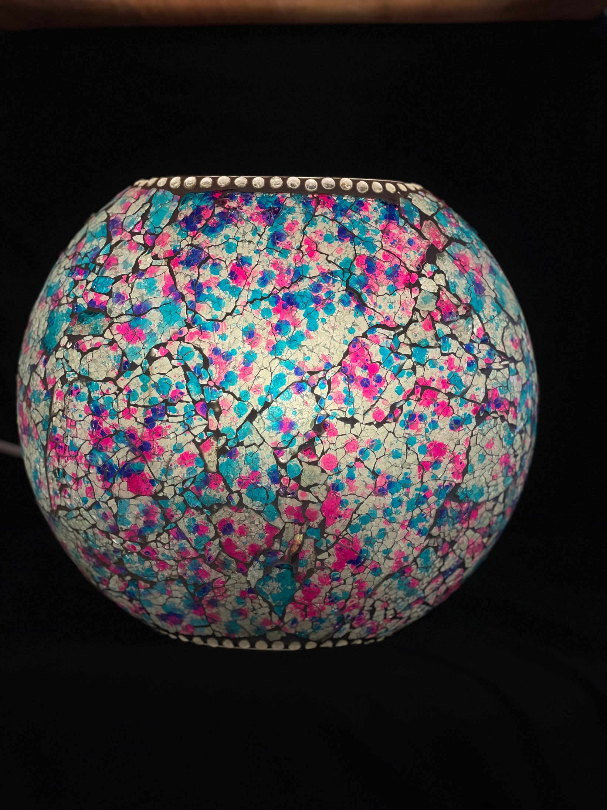 Handgefertigte Glasmosaik-Tischlampe „Lavender Garden“ – Oval