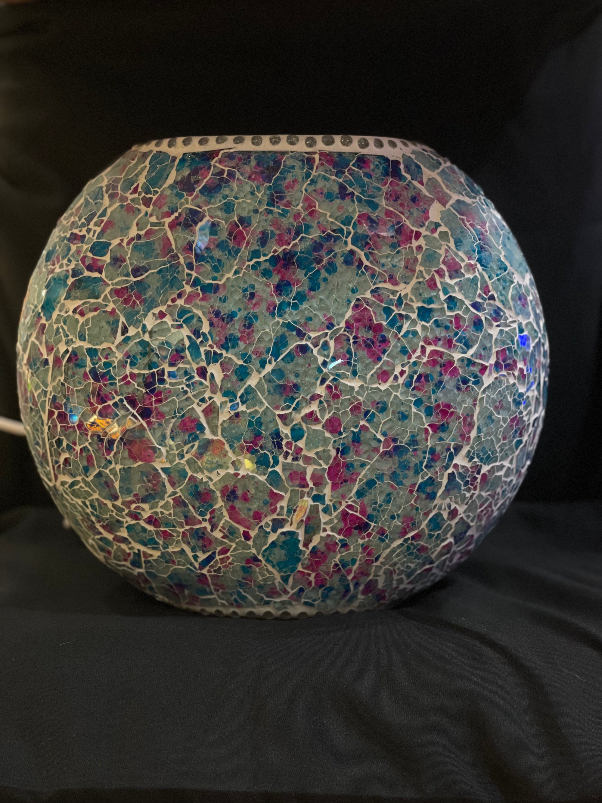 Handgefertigte Glasmosaik-Tischlampe „Lavender Garden“ – Oval