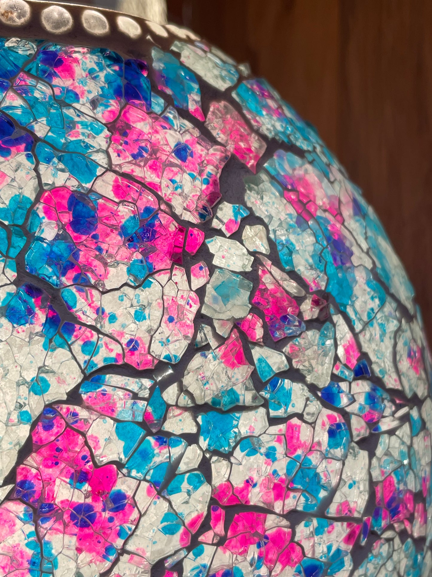 Handgefertigte Glasmosaik-Tischlampe „Lavender Garden“ – Ovalform, E27-Fassung