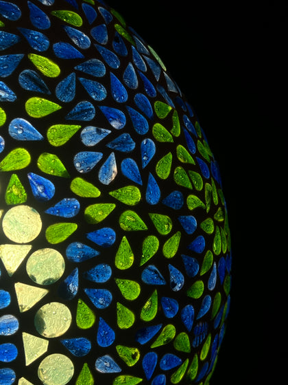 Handgefertigte Glasmosaik-Tischlampe „Blue Moon“ – Oval